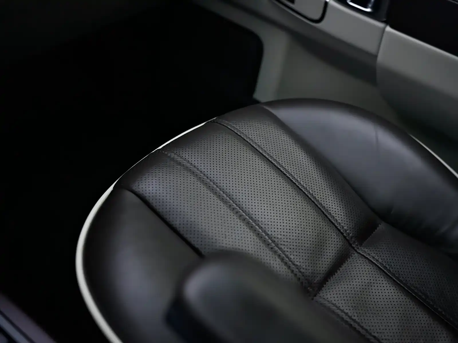 Photo 10 - Land Rover Range Rover