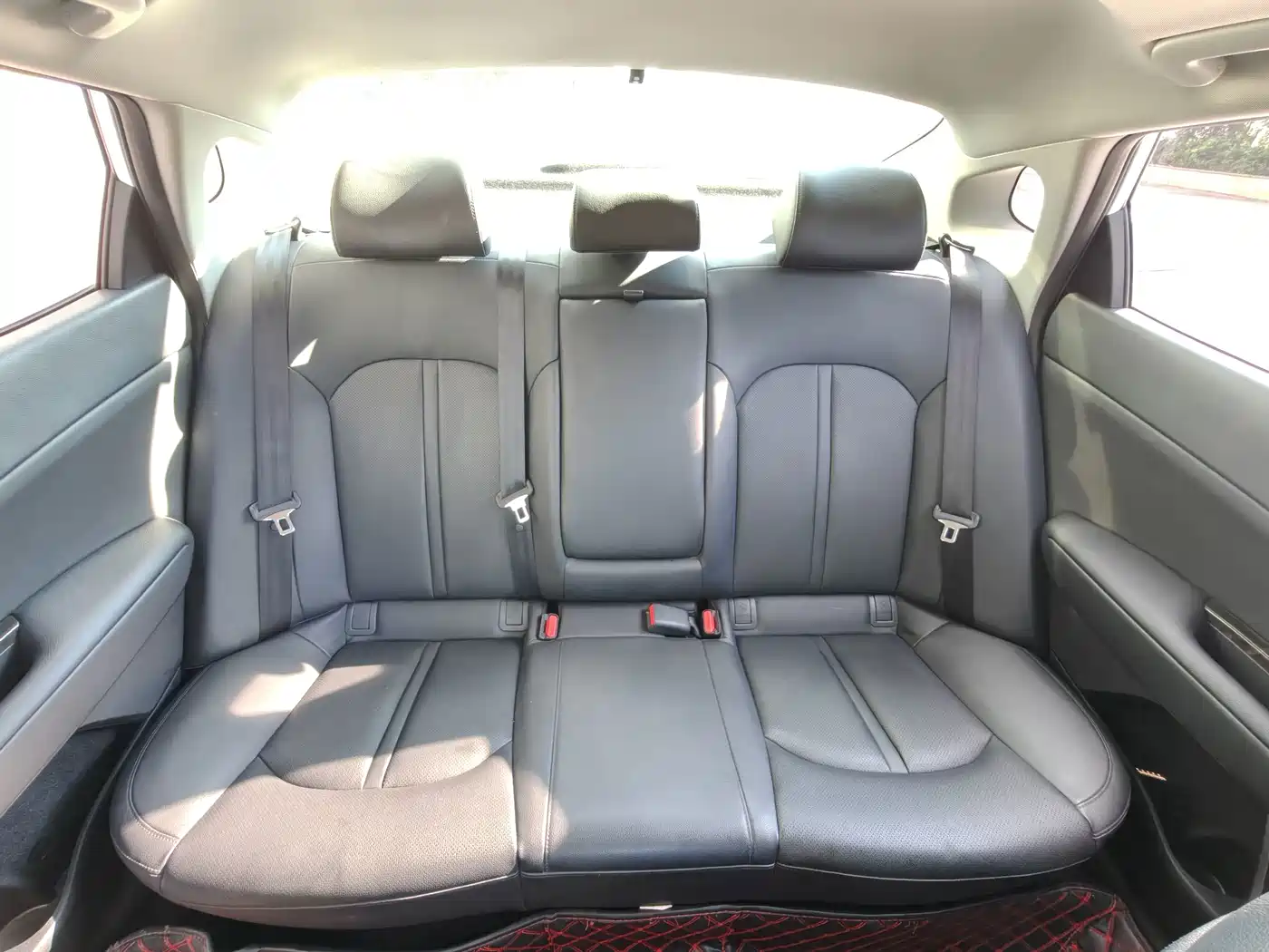 Photo 18 - Kia K5