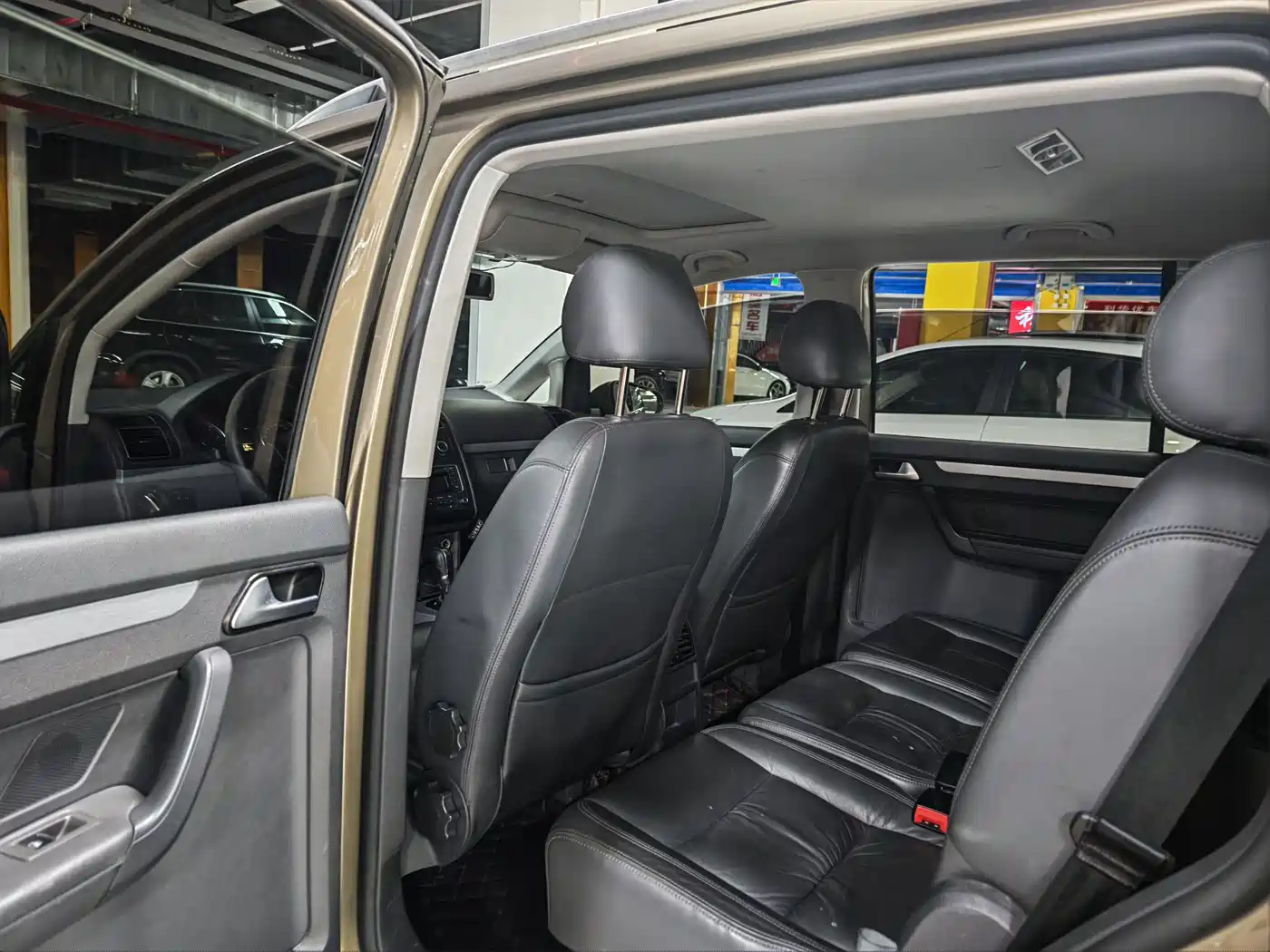 Volkswagen Touran 2015 1.4T DSG Comfort Edition 5-seater фото 3