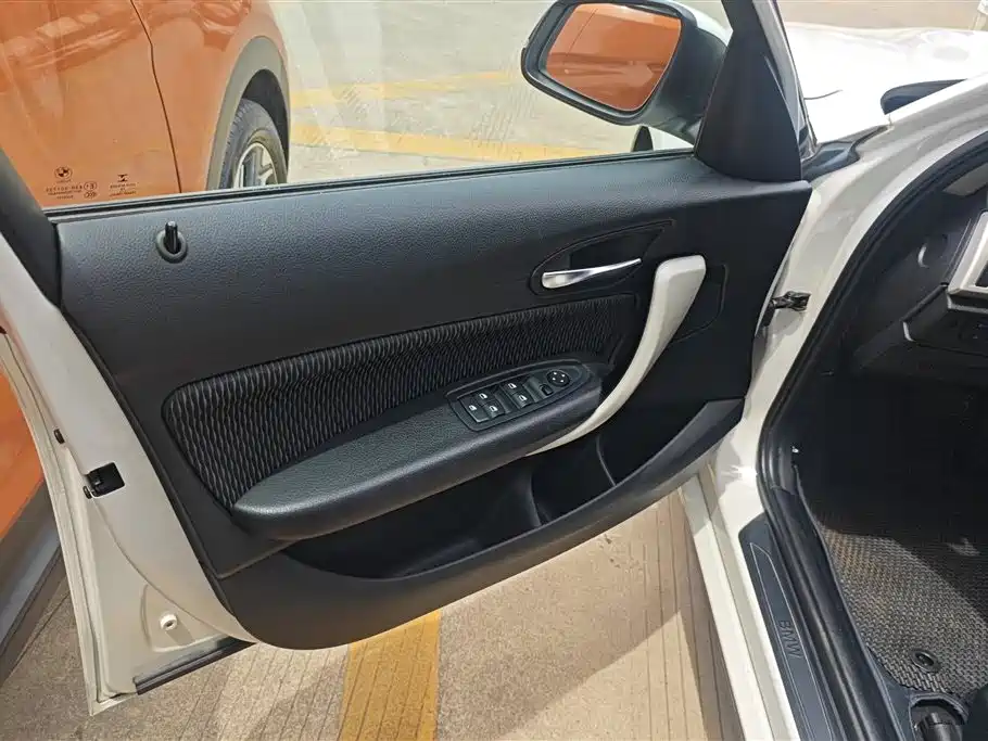 BMW 1 Series (Import) 2016 120i Leading Model фото 7