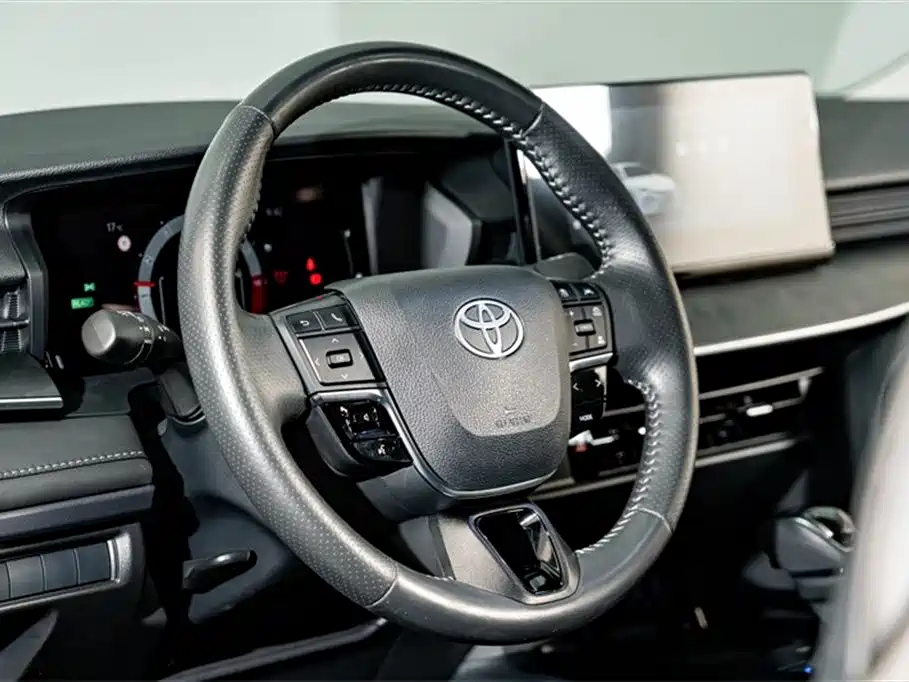 Toyota Camry 2026 Hybrid 2.0HSE Sport Lite Edition фото 11