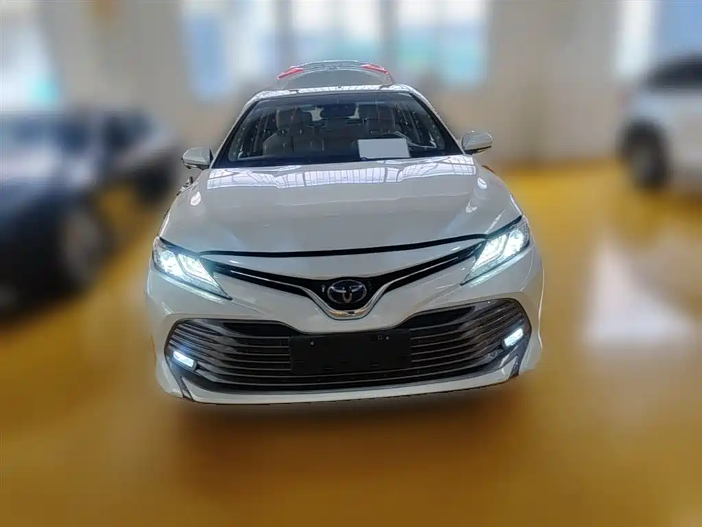 Toyota Camry 2018 Hybrid 2.5HG Luxury Edition фото 5