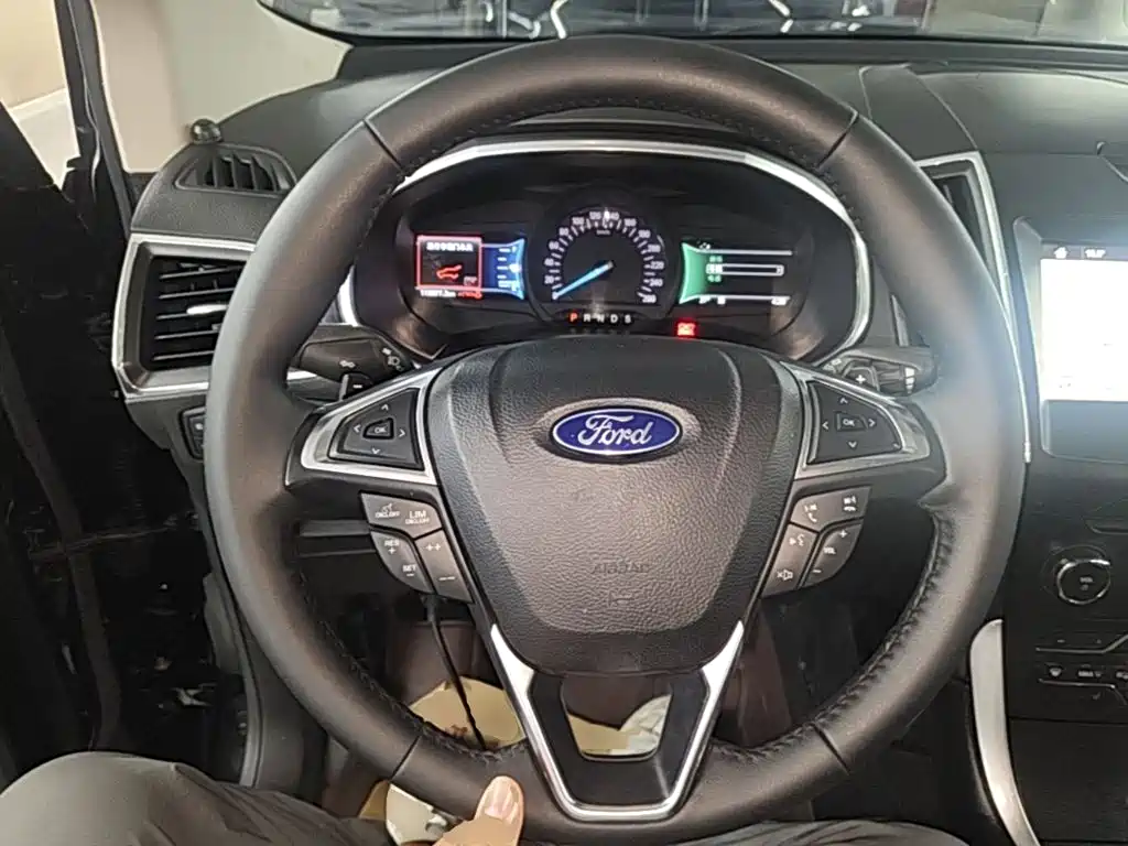 Фото 11 - Ford Edge