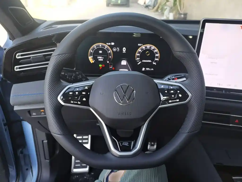 Photo 11 - Volkswagen Tiguan L