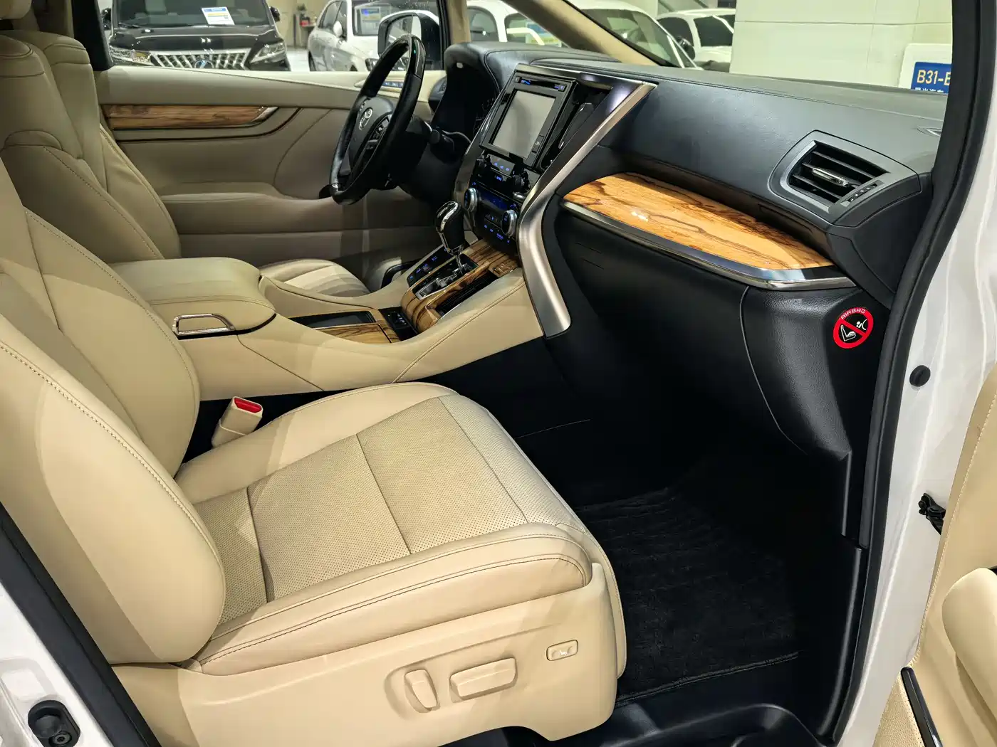 Toyota Alphard 2019 Hybrid 2.5L Premium Edition фото 7