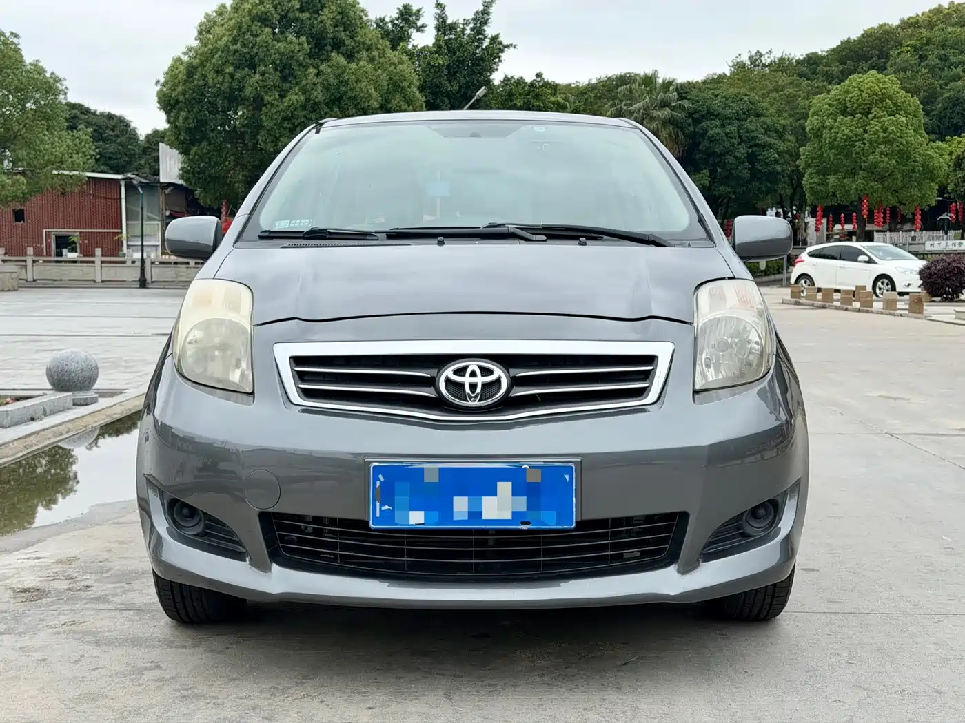 Toyota Yaris 2011 1.6E Auto Charm Edition фото 2