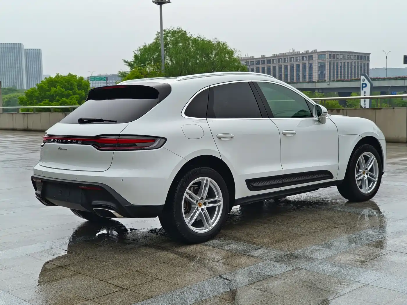 PORSCHE MACAN