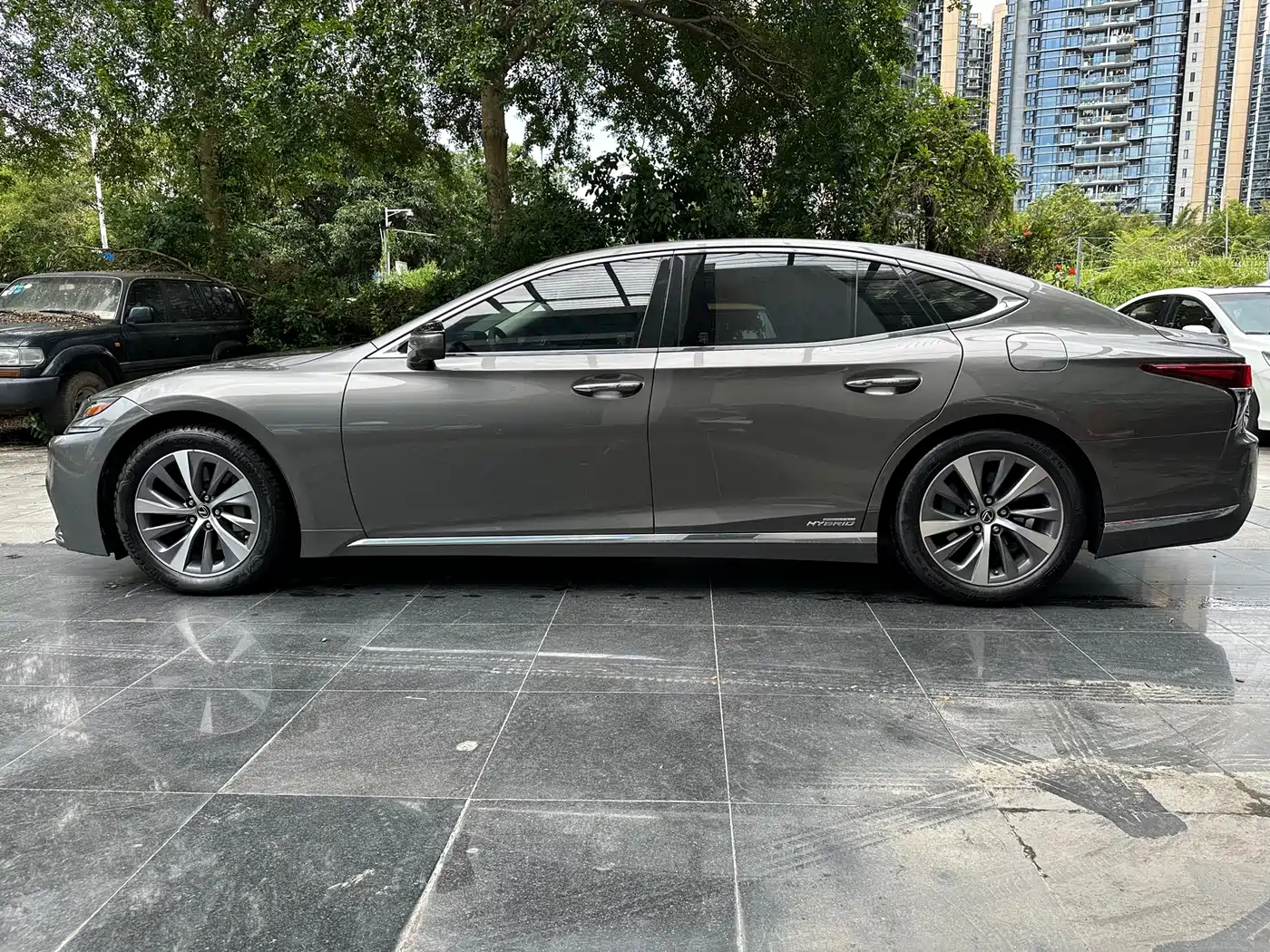 Фото 10 - Lexus LS