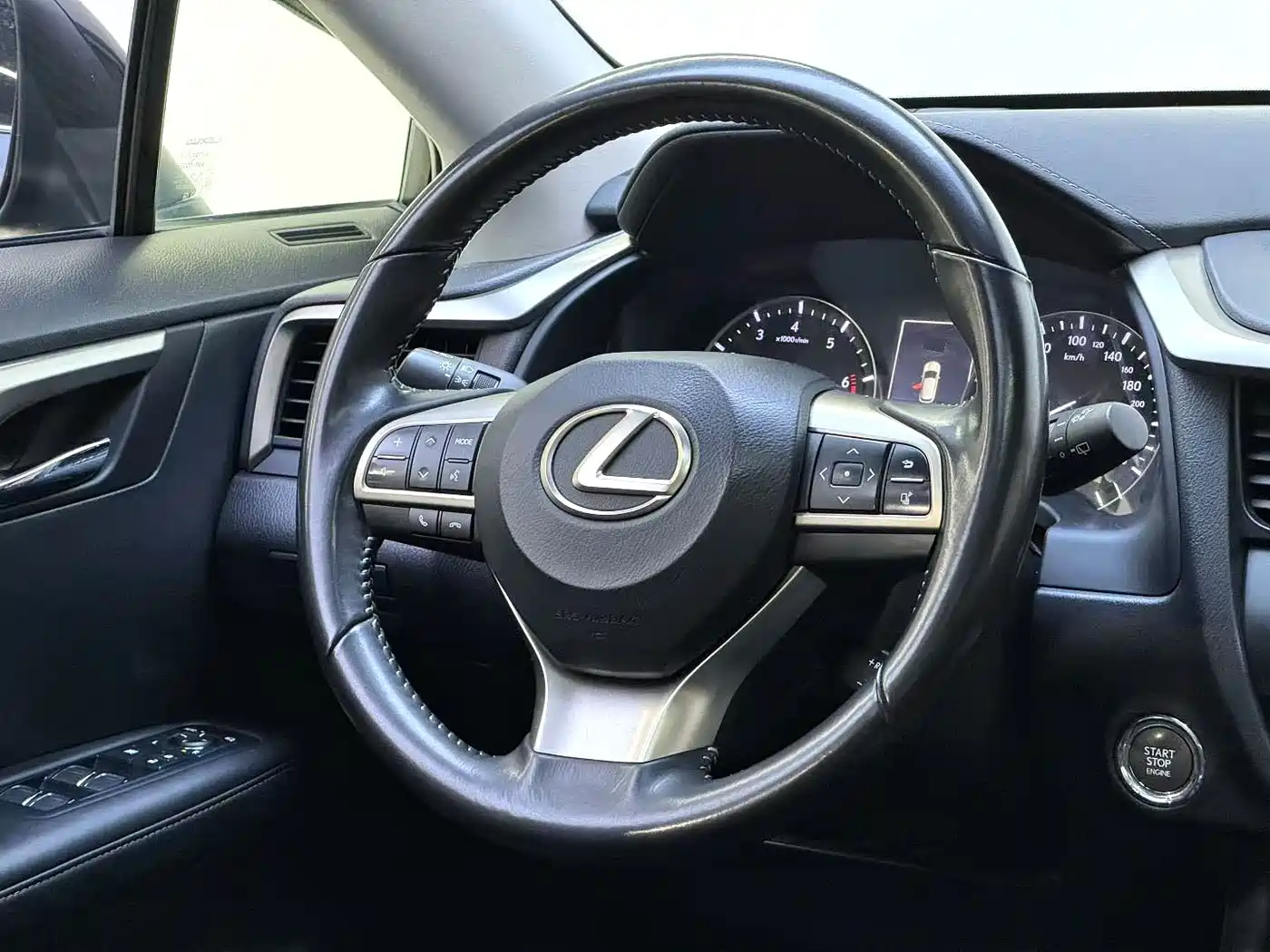 Фото 5 - Lexus RX
