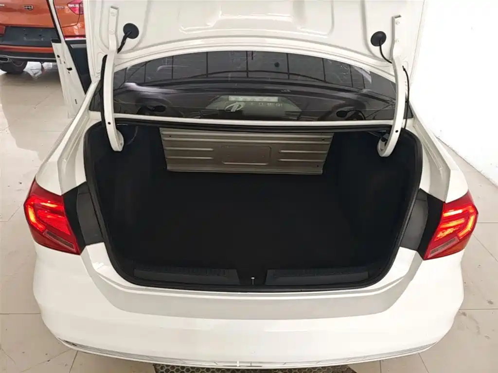 Volkswagen Jetta 2017 1.5L Automatic Comfort фото 15