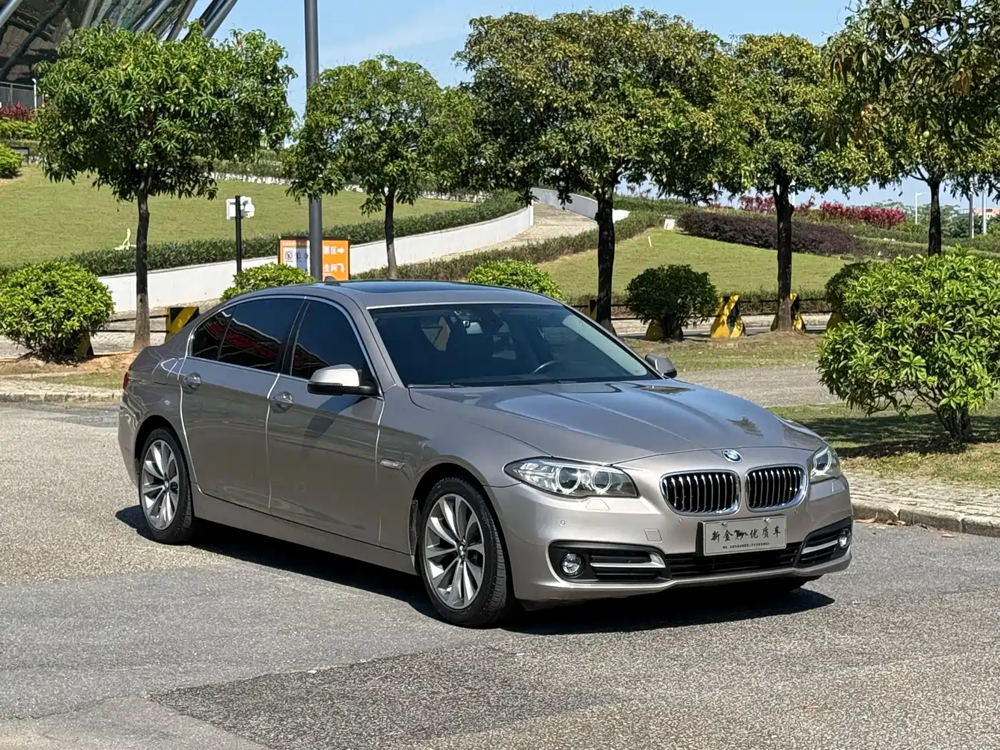 BMW 5 Series 2017 525Li Leading Edition фото 3