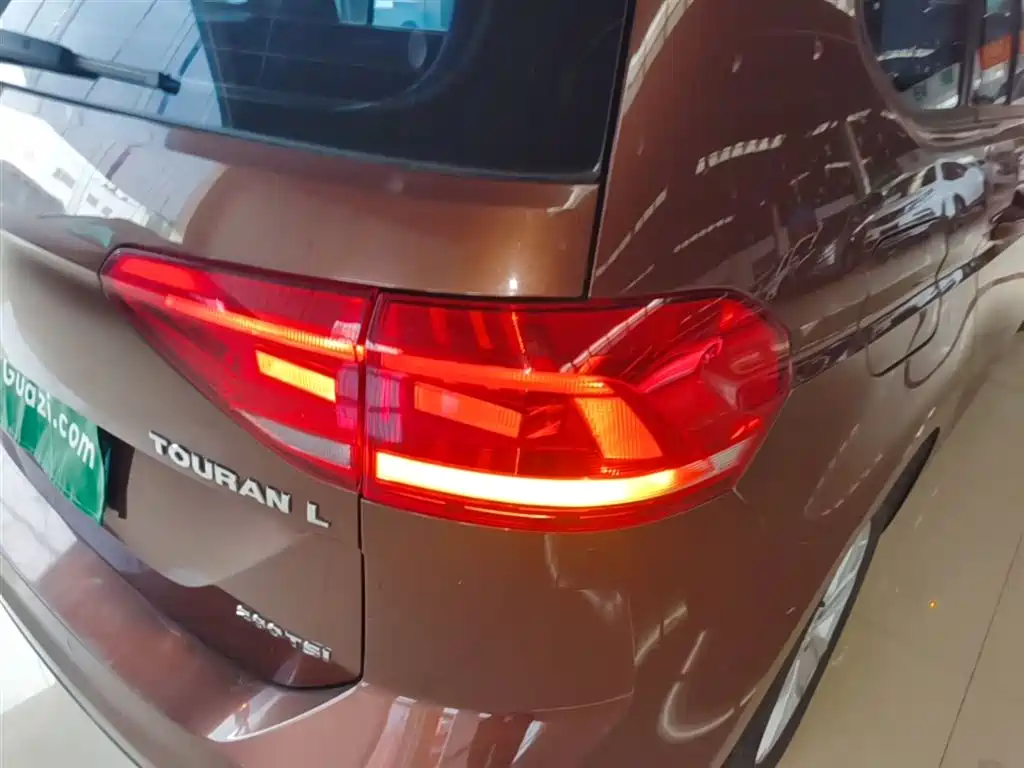 Volkswagen Touran 2016 Touran L 280TSI DSG Trendline фото 8