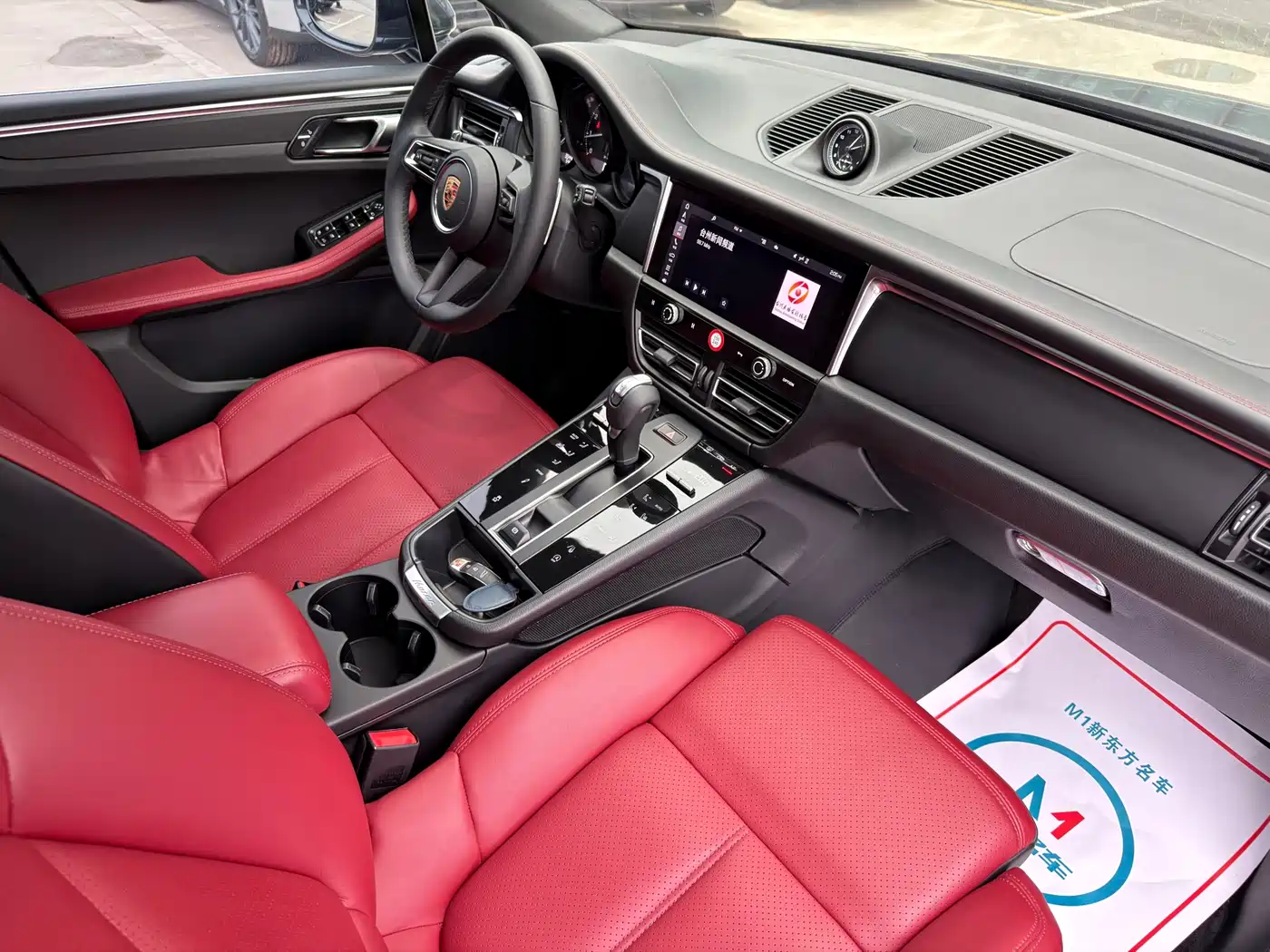 PORSCHE MACAN