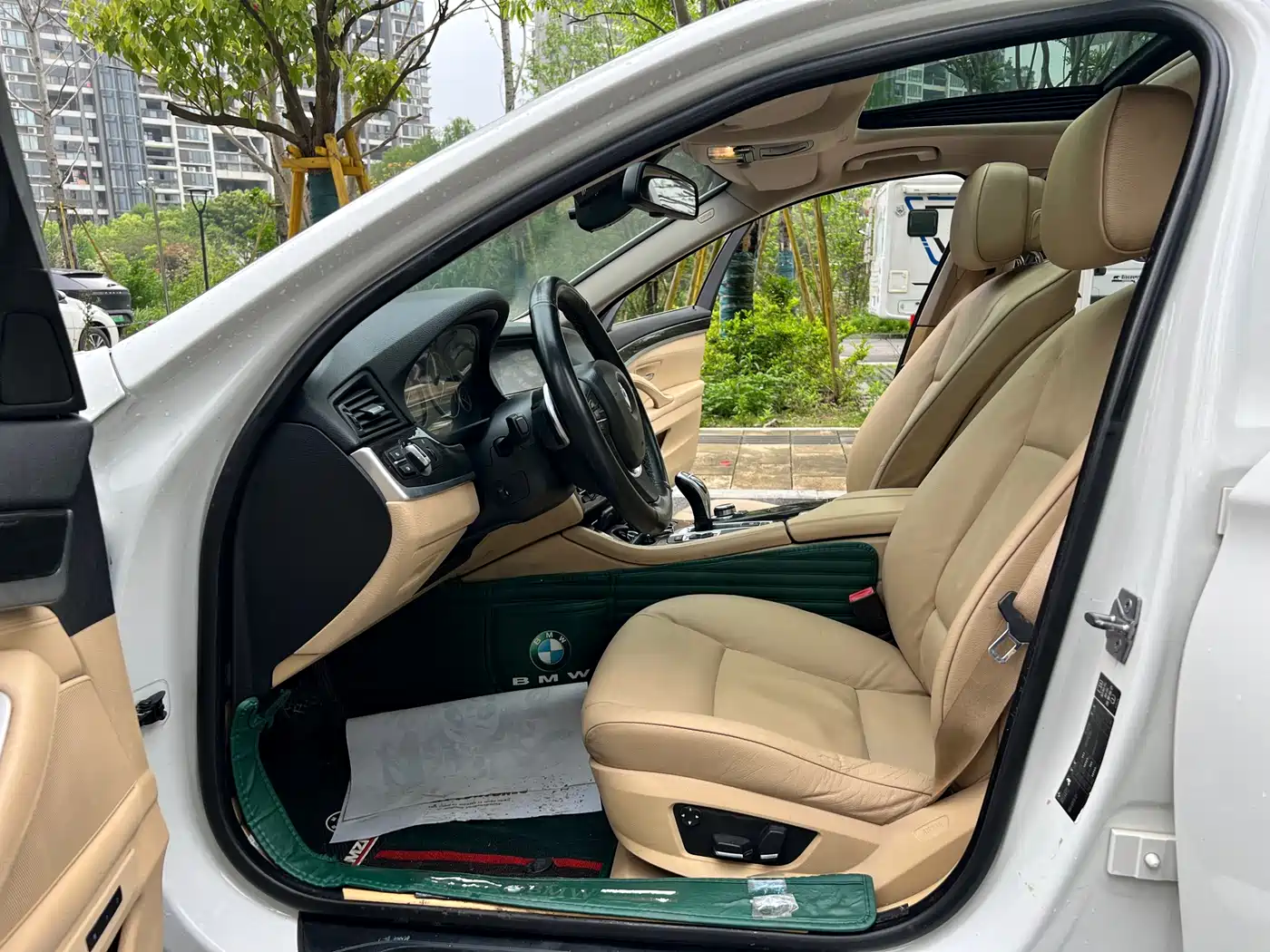 BMW 5 Series 2011 535Li Leading фото 21
