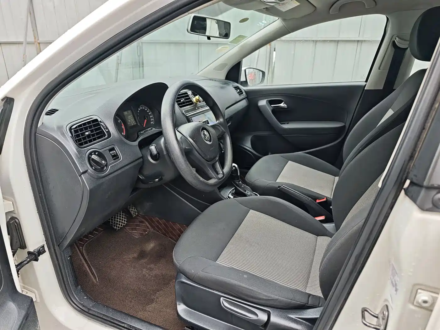 Volkswagen Polo 2016 1.4L Automatic Trend фото 7