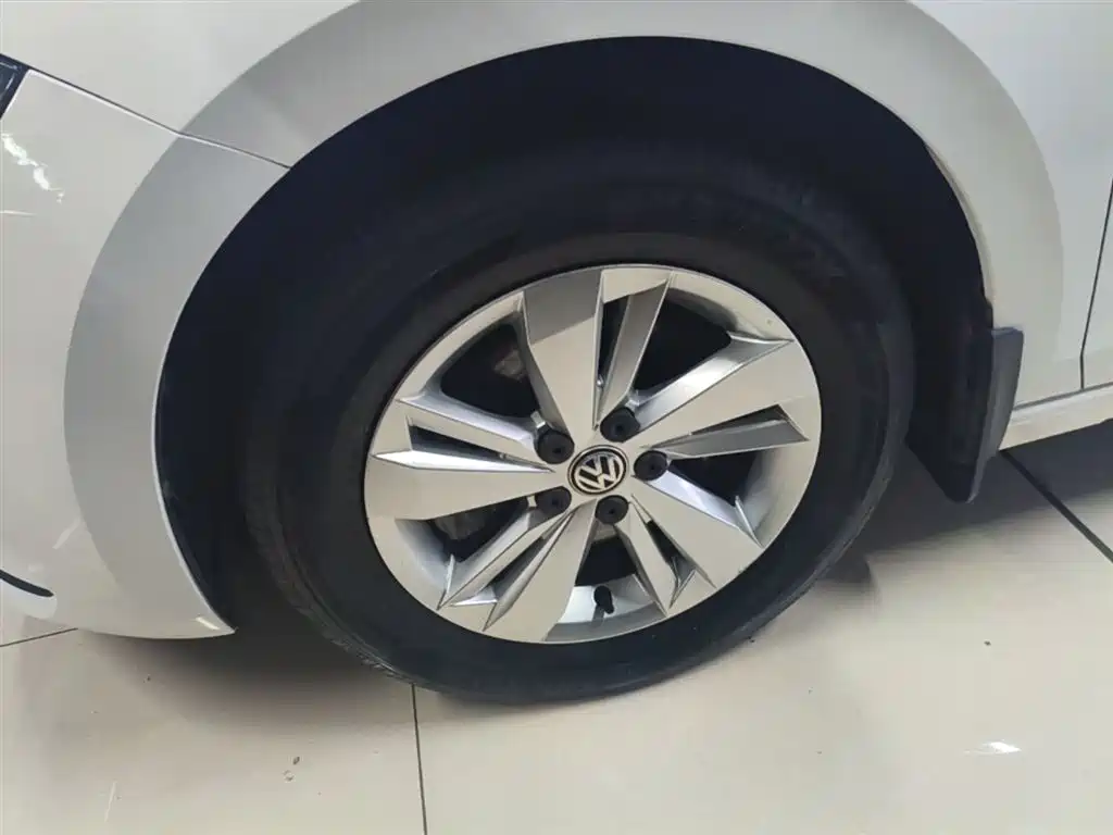 Volkswagen Polo 2019 Plus 1.5L Automatic Panorama Enjoyment Edition фото 23