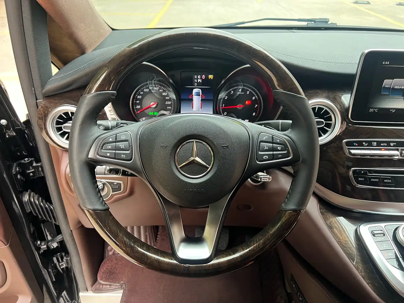 Mercedes-Benz V-Class 2018 V 260 L Premium Long Wheelbase Edition China VI фото 19