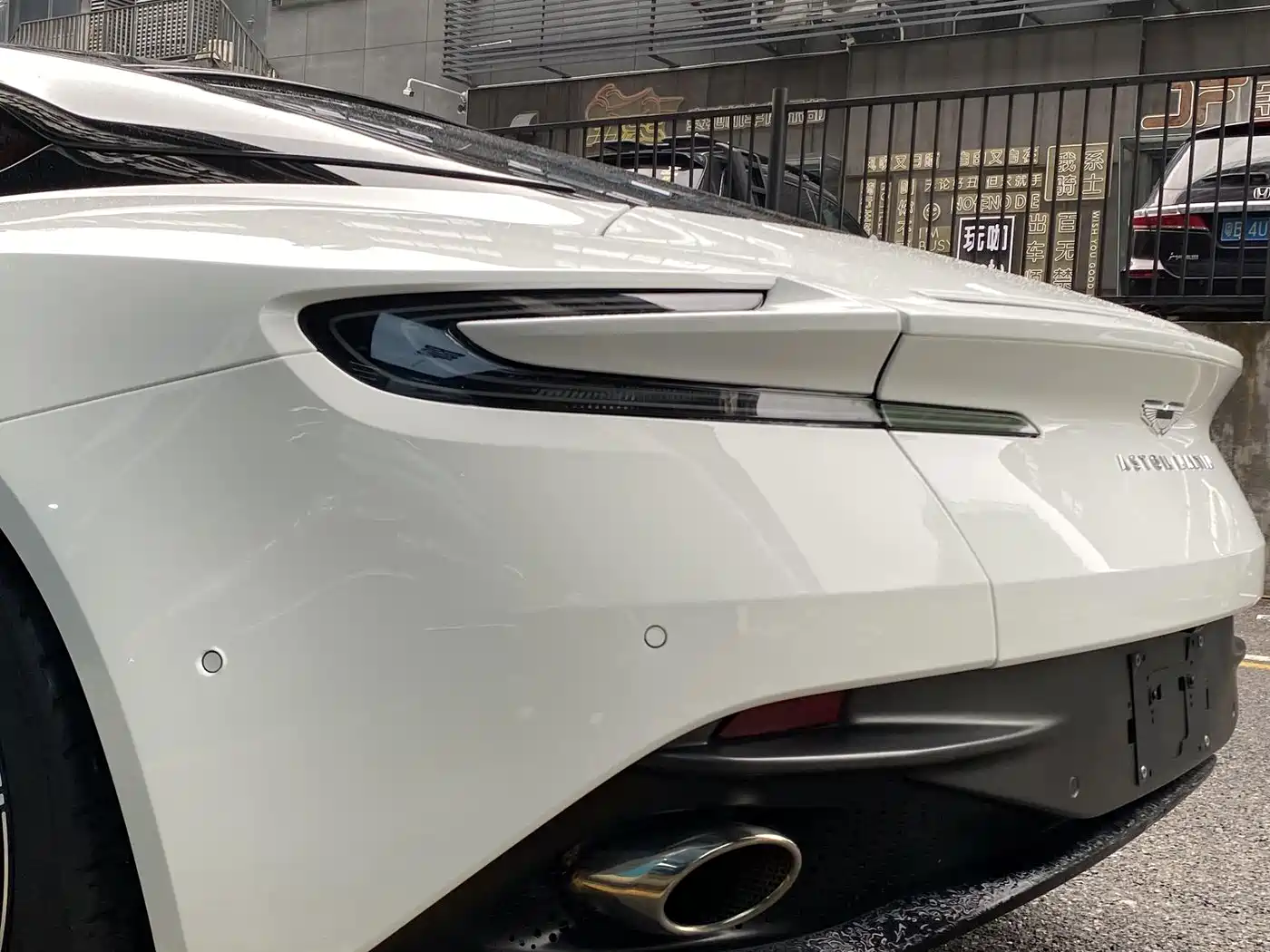 ASTON MARTIN DB11