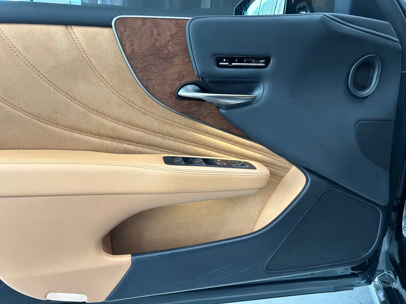 Lexus LS 2021 500h Excellence Edition фото 11