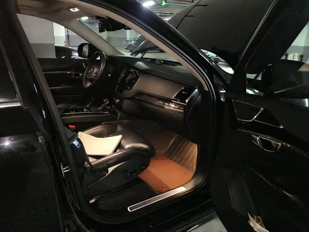 Фото 12 - Volvo XC90