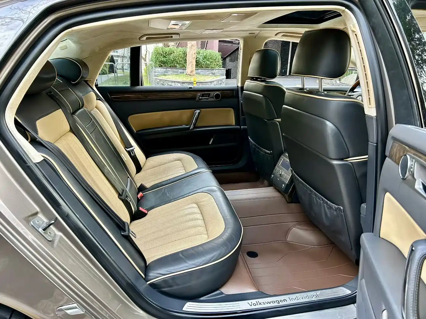 Volkswagen Phaeton 2009 Model 3.6L V6 5-seat Extended Luxury фото 4