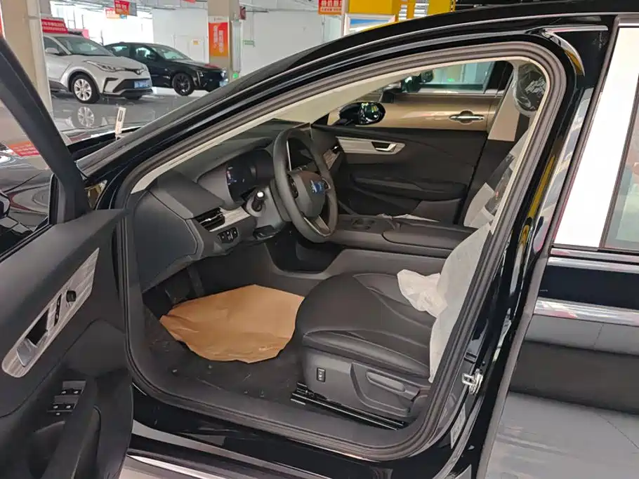 Hongqi E-QM5 2026 2025 Model 500km Travel Edition