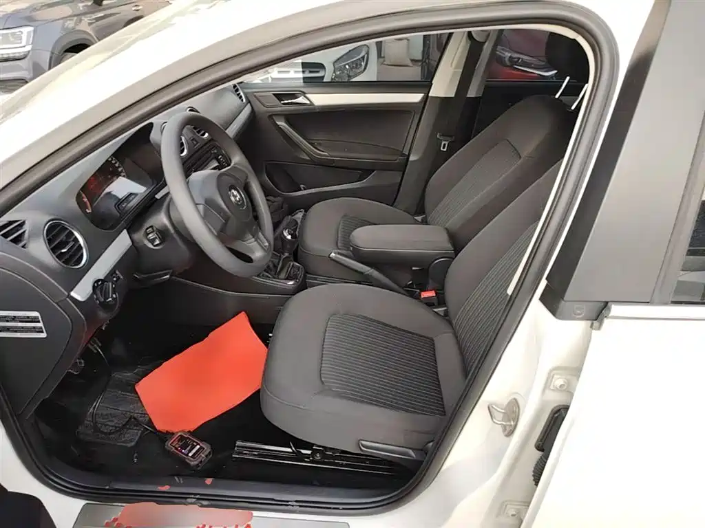 Volkswagen Jetta 2015 1.6L Manual Comfort фото 15