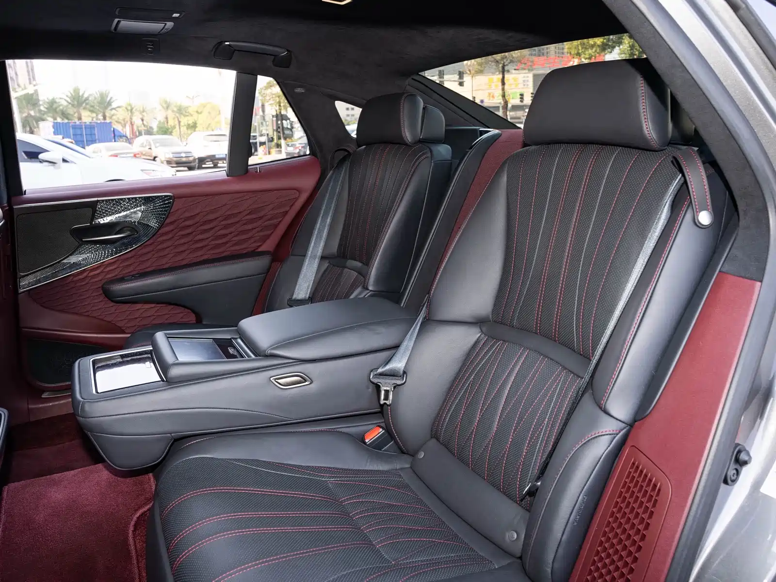 Фото 12 - Lexus LS