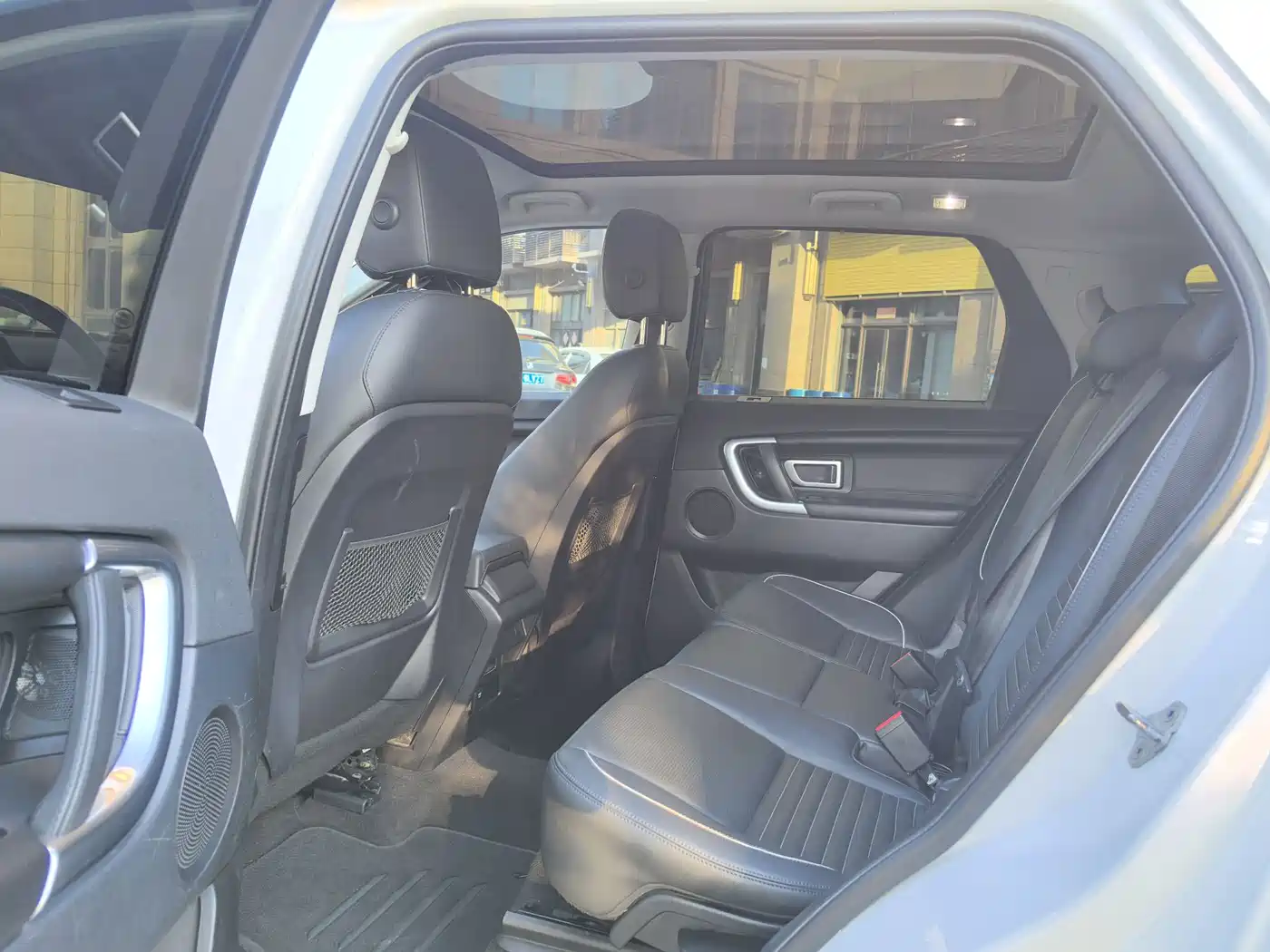 Land Rover Discovery Sport 2018 240PS SE Edition фото 5