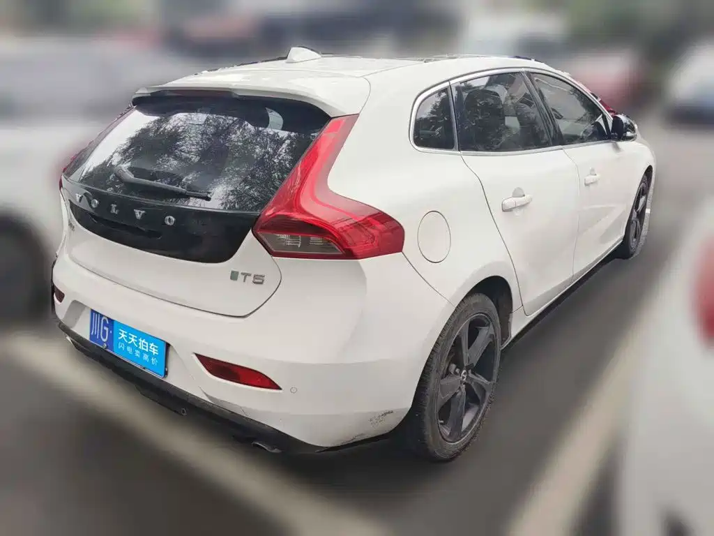 Photo 2 - Volvo V40