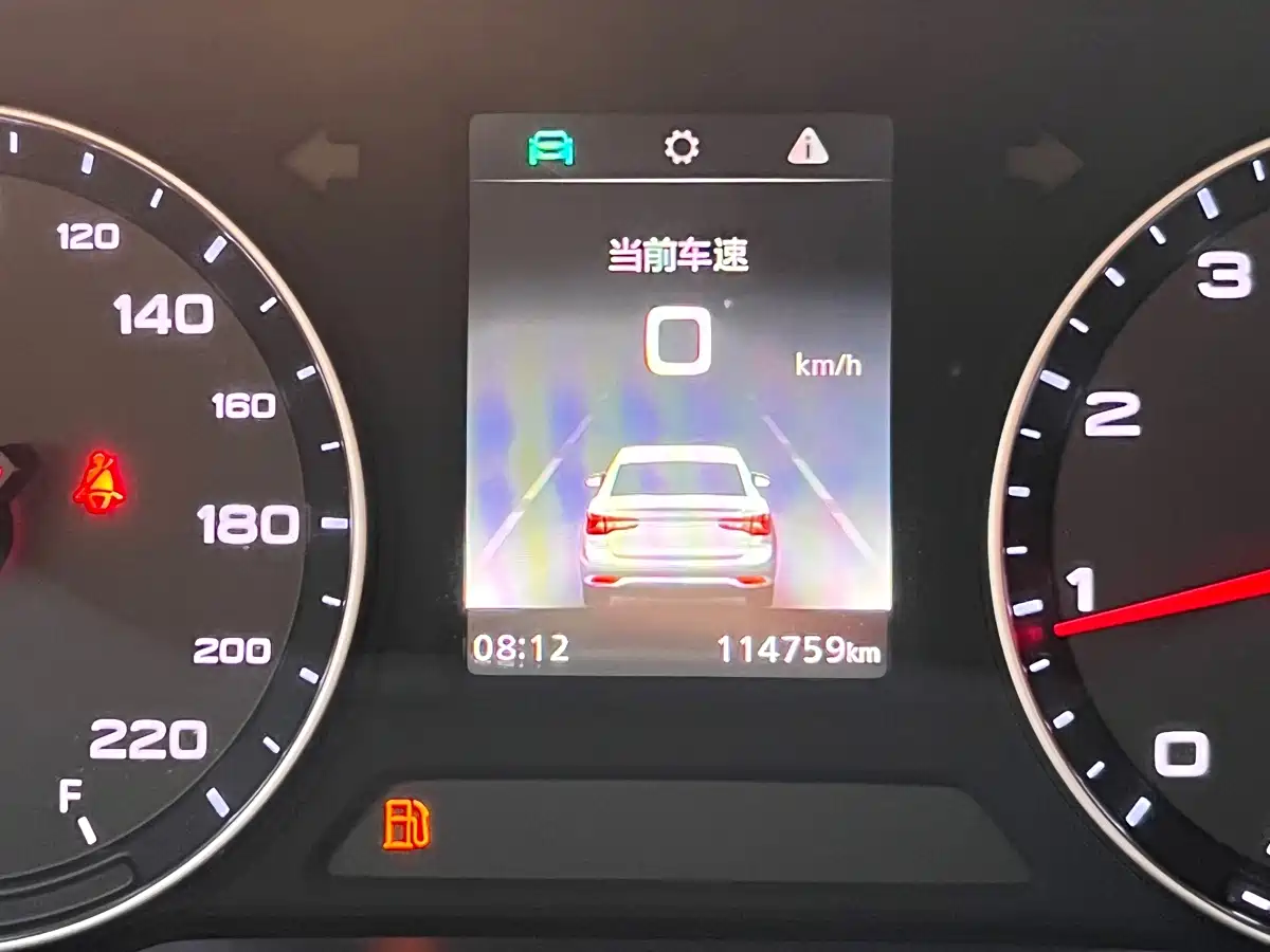 Фото 15 - Roewe i5