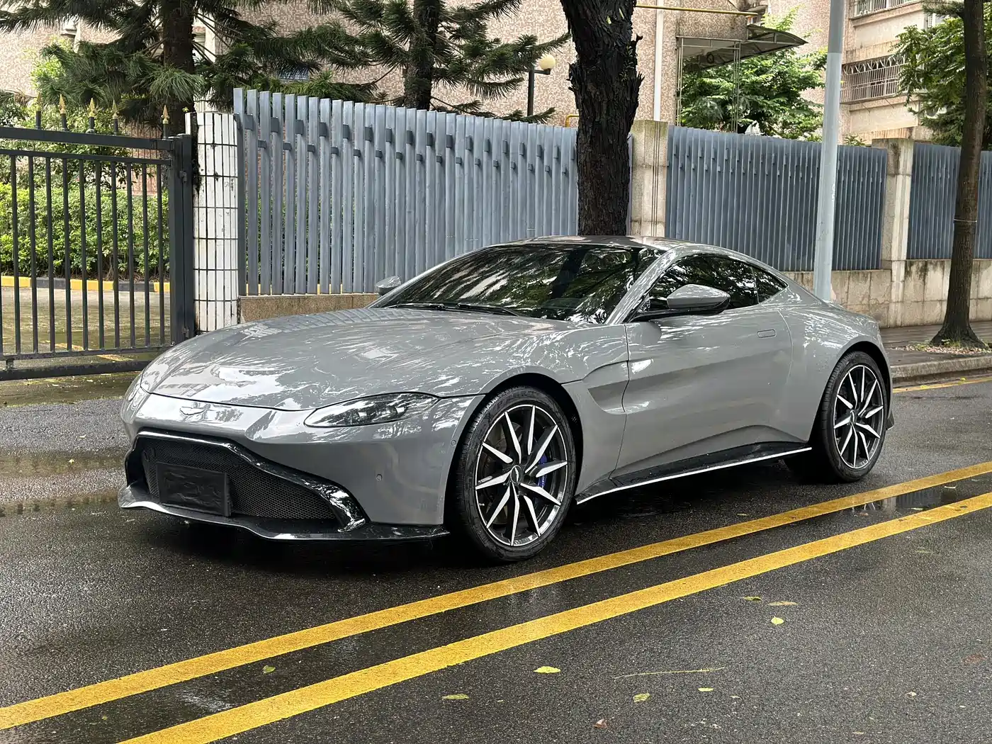 Aston Martin V8 Vantage 2018 4.0T V8 Coupe