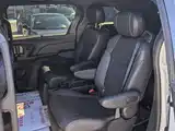 Photo 8 - Toyota Sienna