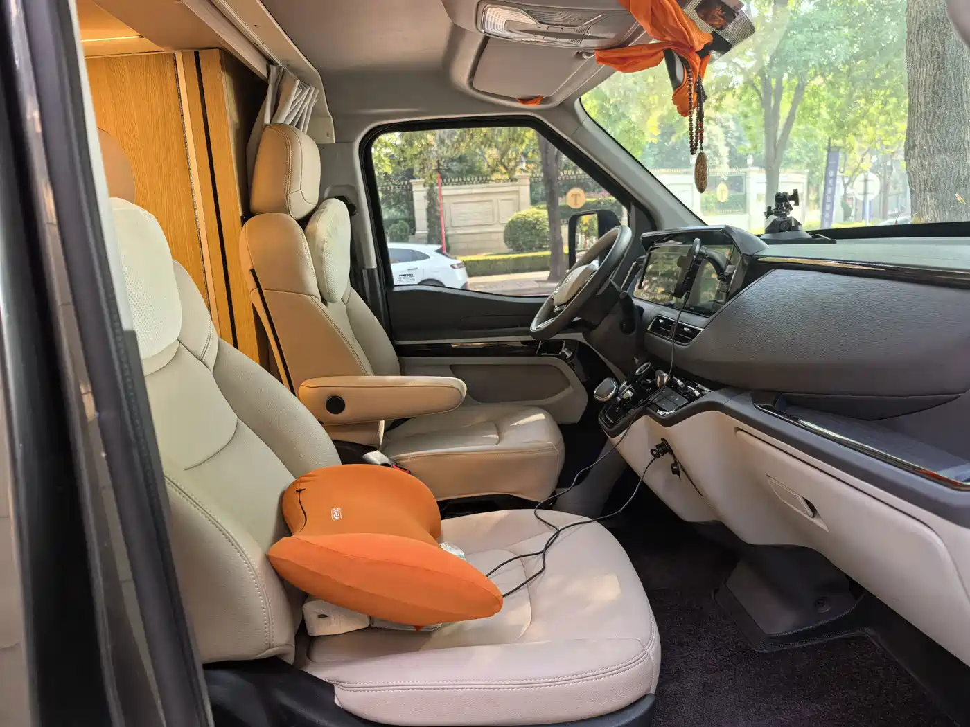 Sinotruk Xianfeng V 2026 2025 Commercial Travel Edition 2.0T Automatic Short Wheelbase Low Roof