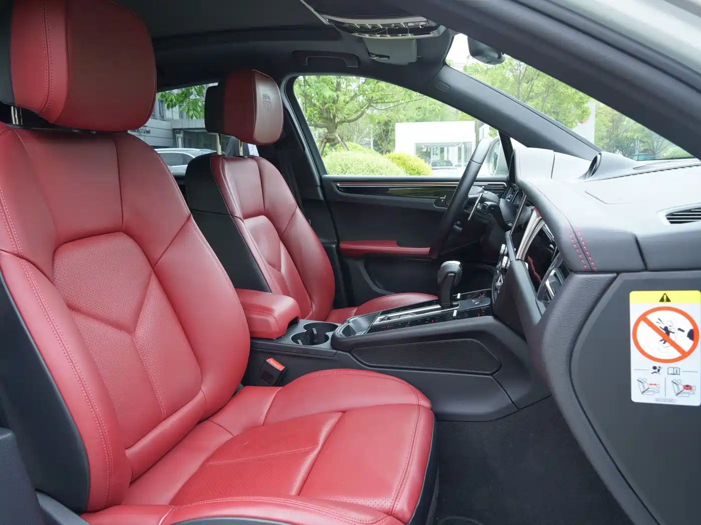 PORSCHE MACAN