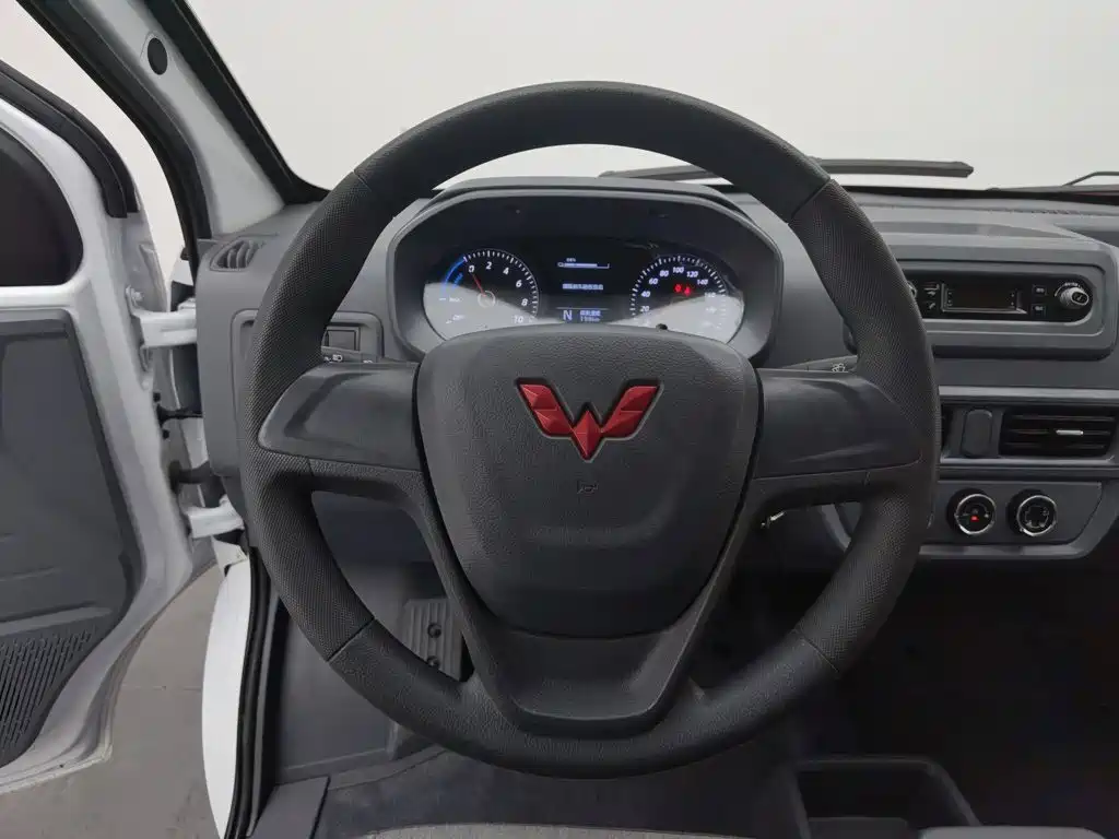 Wuling Motors Wuling Yangguang 2025 2024 300km Practical Enclosed Window Version 60kW