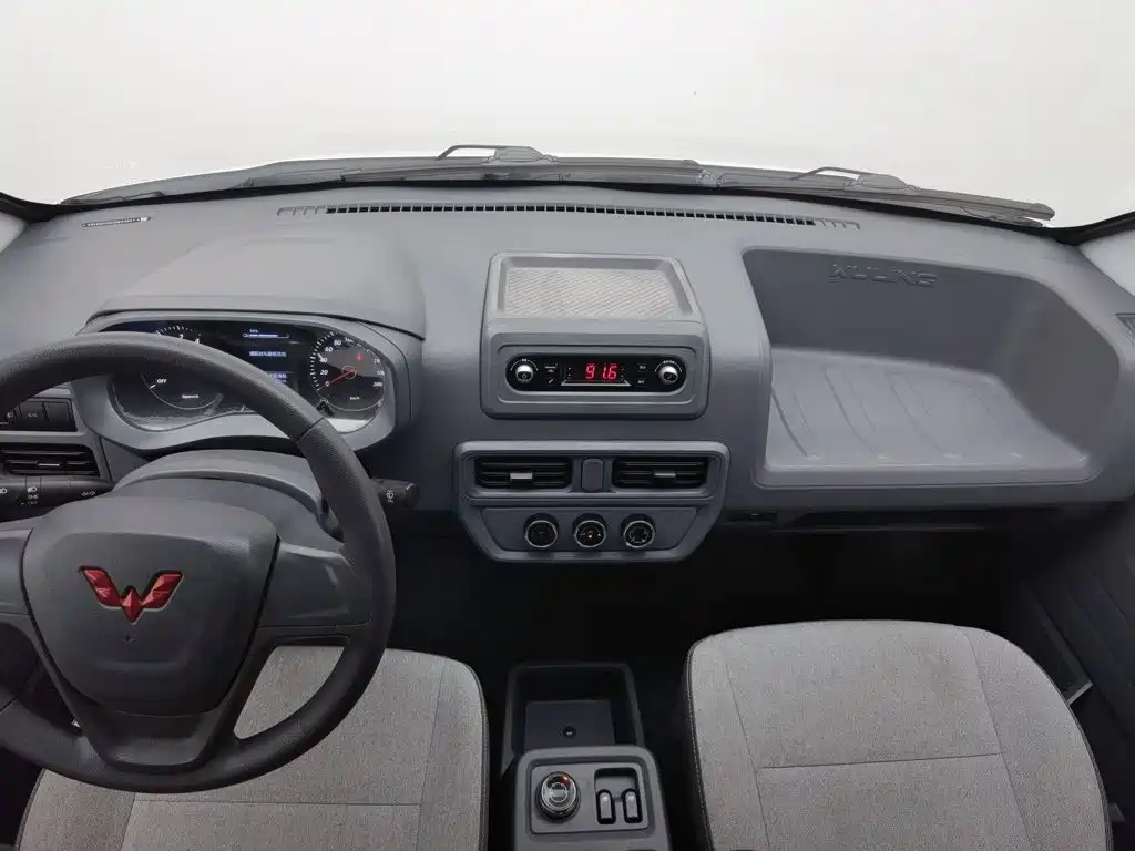 Wuling Motors Wuling Yangguang 2025 2024 300km Practical Enclosed Window Version 60kW