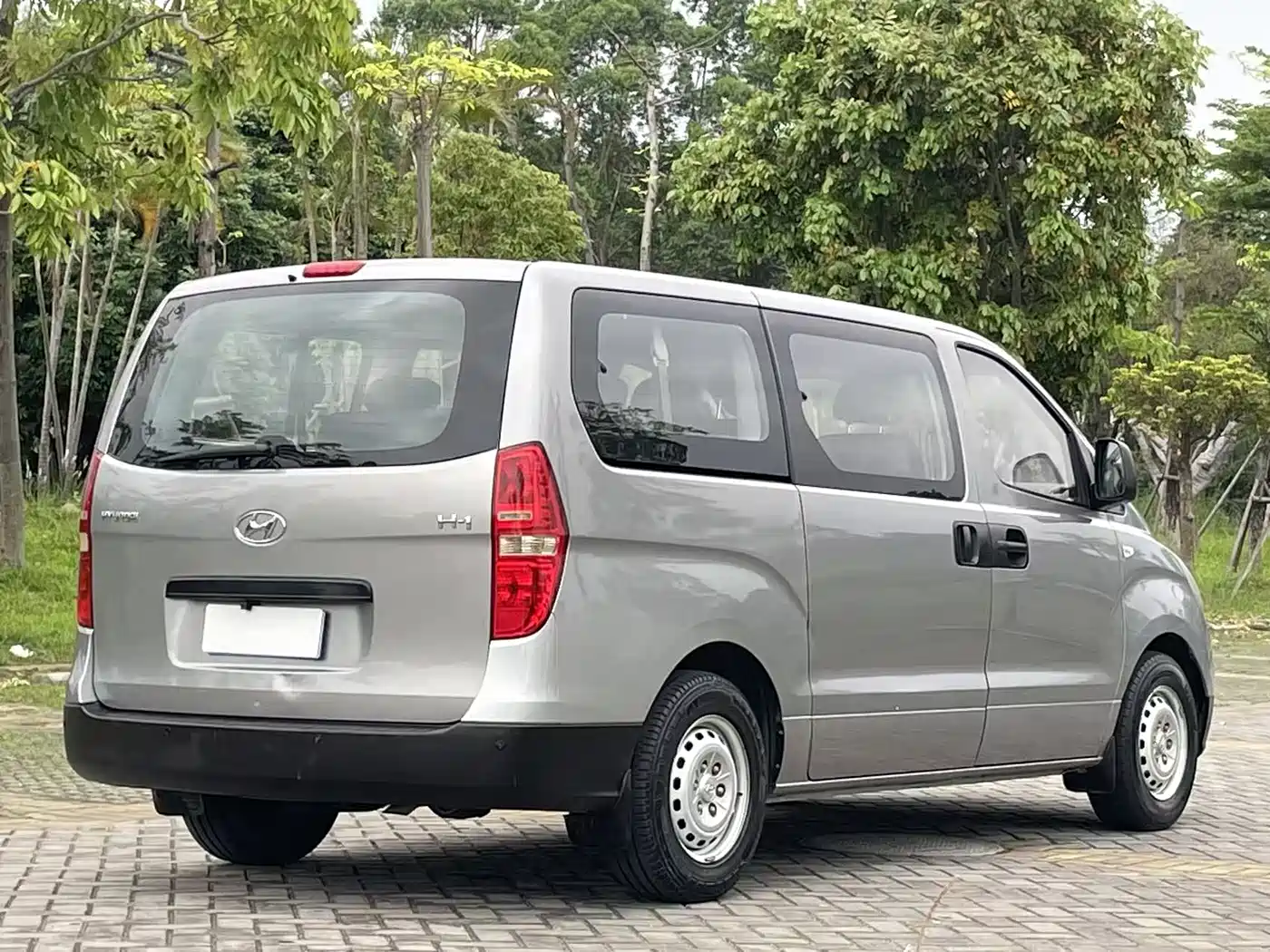 Hyundai H-1 Grand Starex 2011 2.4L Comfort Edition фото 10