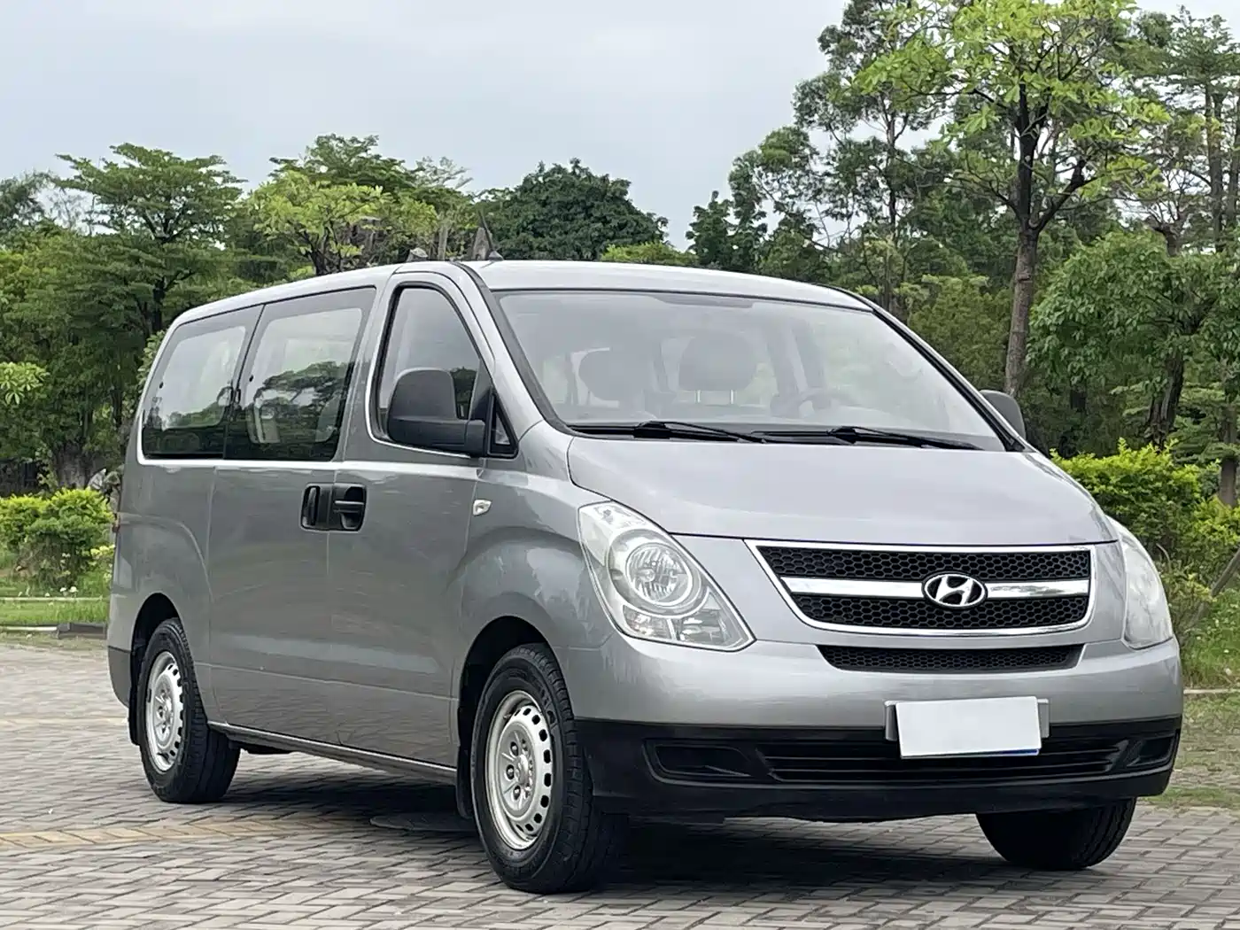 Hyundai H-1 Grand Starex 2011 2.4L Comfort Edition фото 3