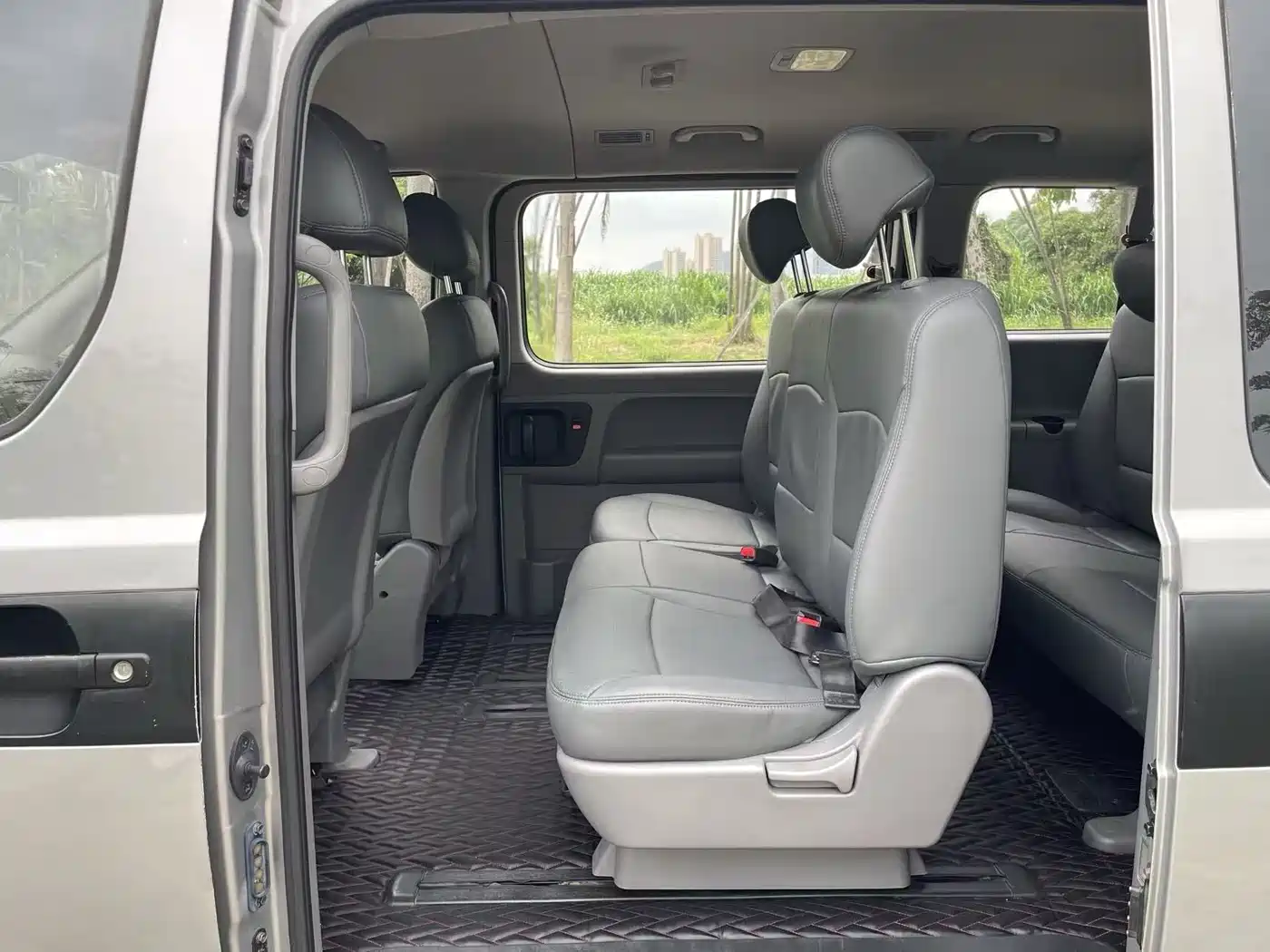Hyundai H-1 Grand Starex 2011 2.4L Comfort Edition фото 6