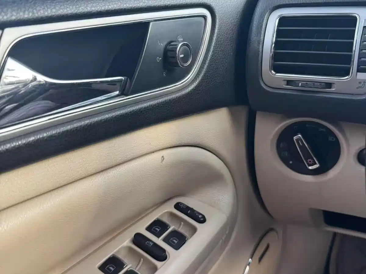 Volkswagen Passat Lingyu 2009 1.8T Automatic Luxury фото 14
