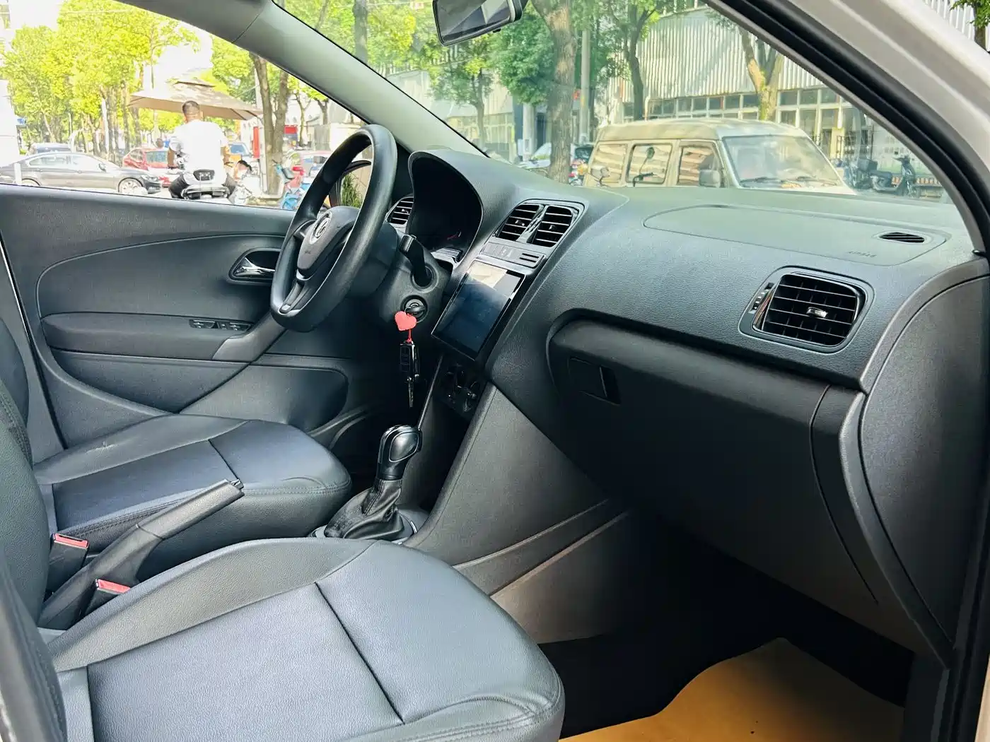 Volkswagen Polo 2016 1.4L Automatic Trend фото 6