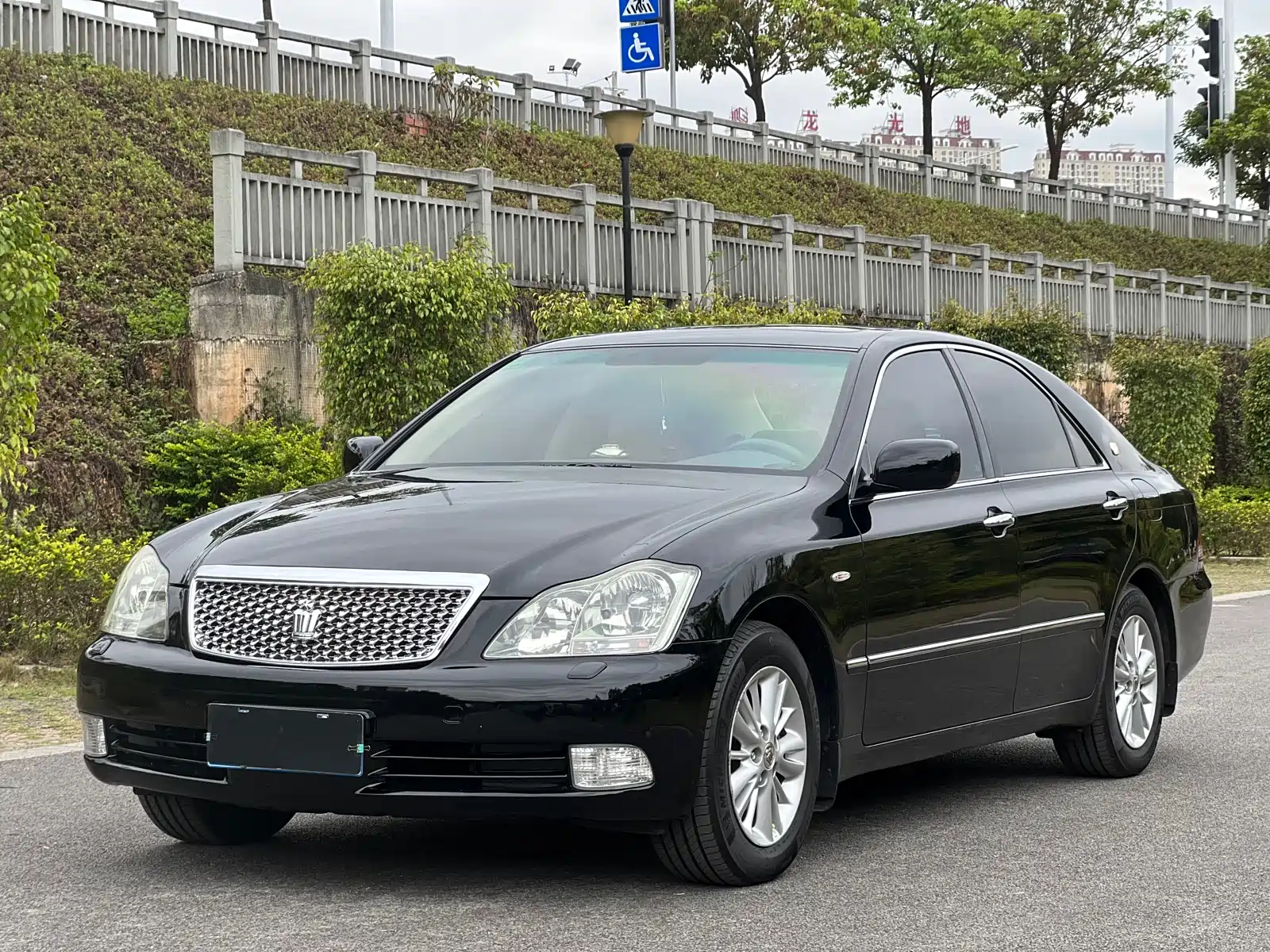 Фото 1 - Toyota Crown