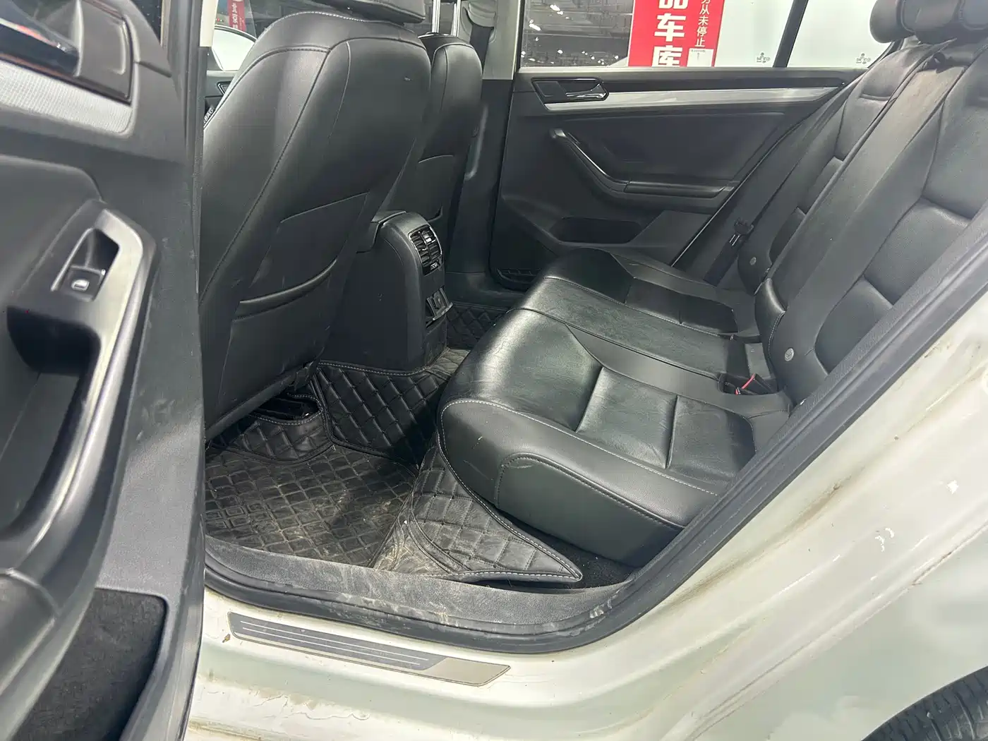 Volkswagen Sagitar 2015 1.6L Automatic Comfort фото 10