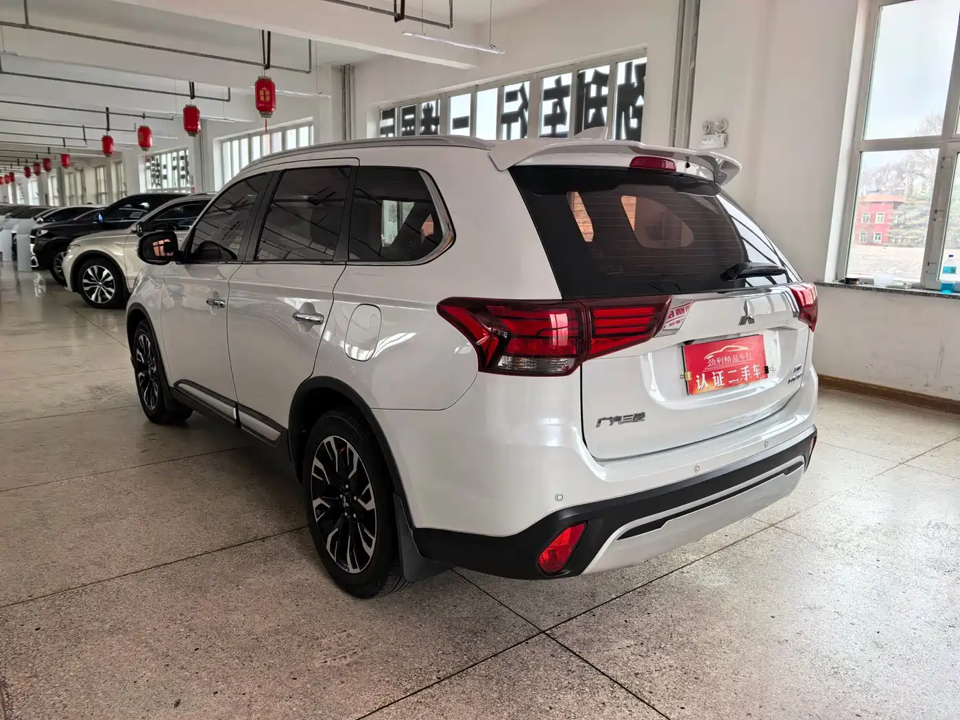 MITSUBISHI OUTLANDER