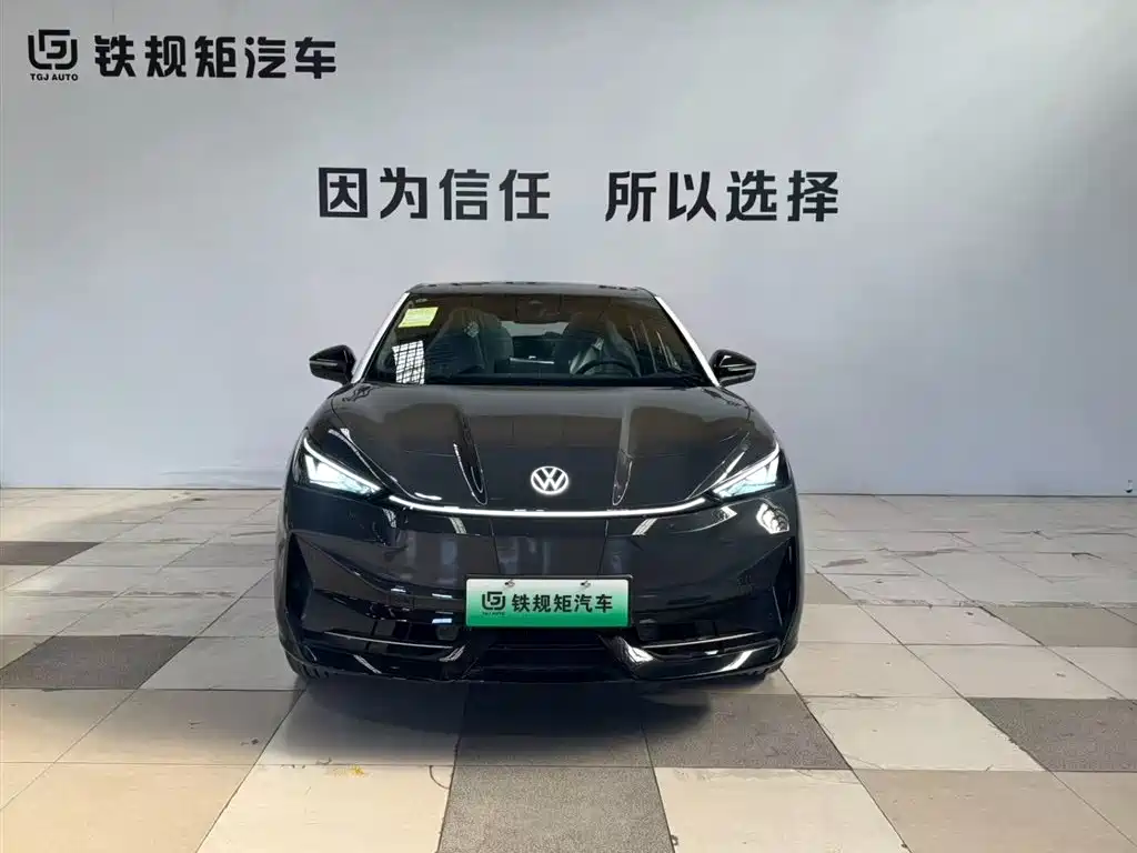 VOLKSWAGEN WITH THE CROWD 06