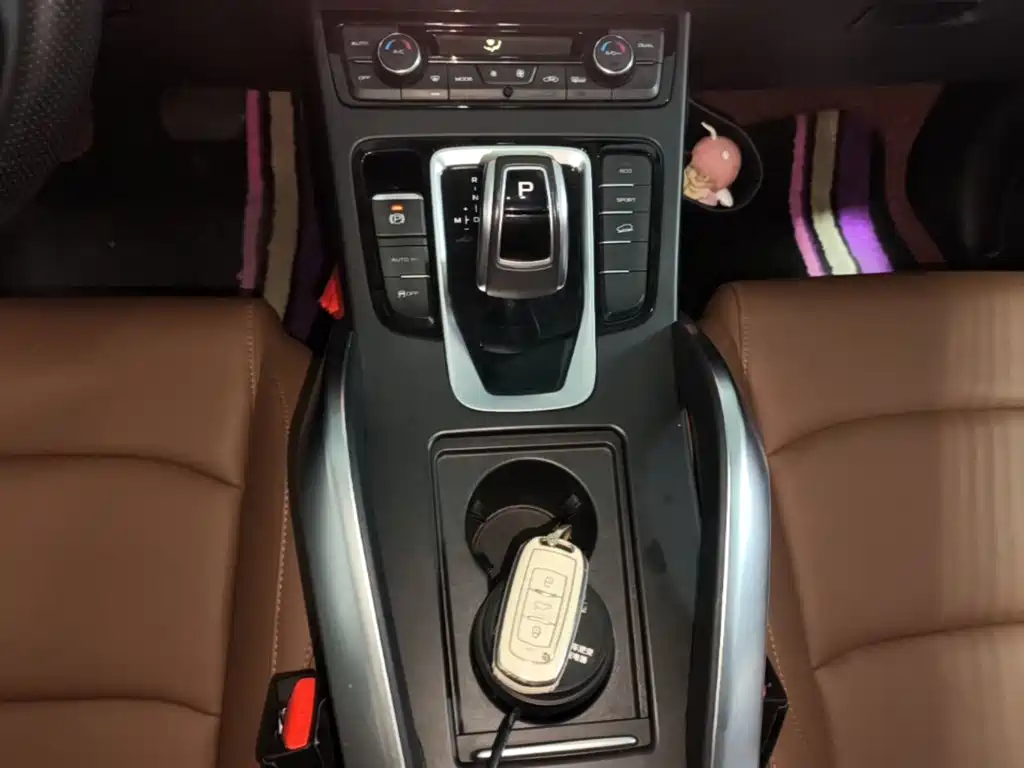 Фото 14 - Geely Atlas