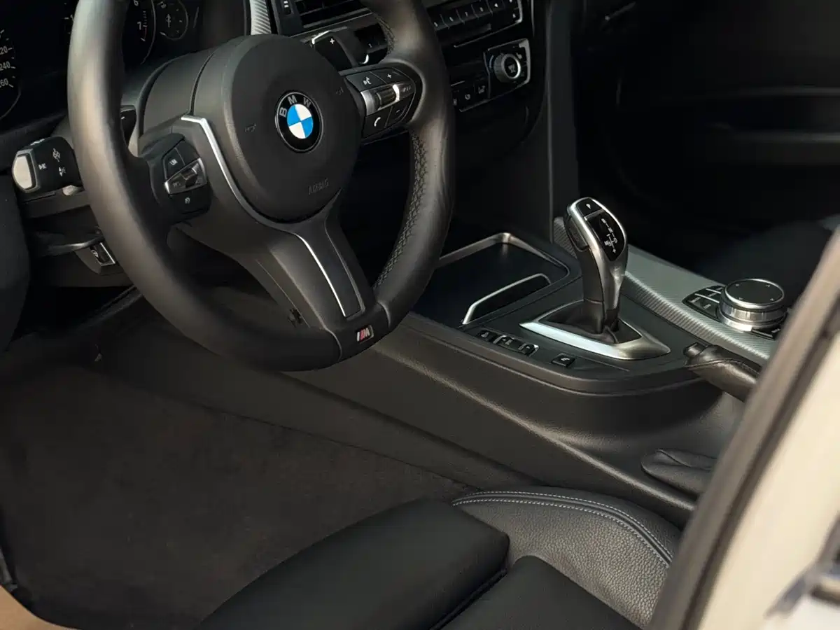 BMW 3 Series 2018 320i M Sport Black Night Edition фото 7