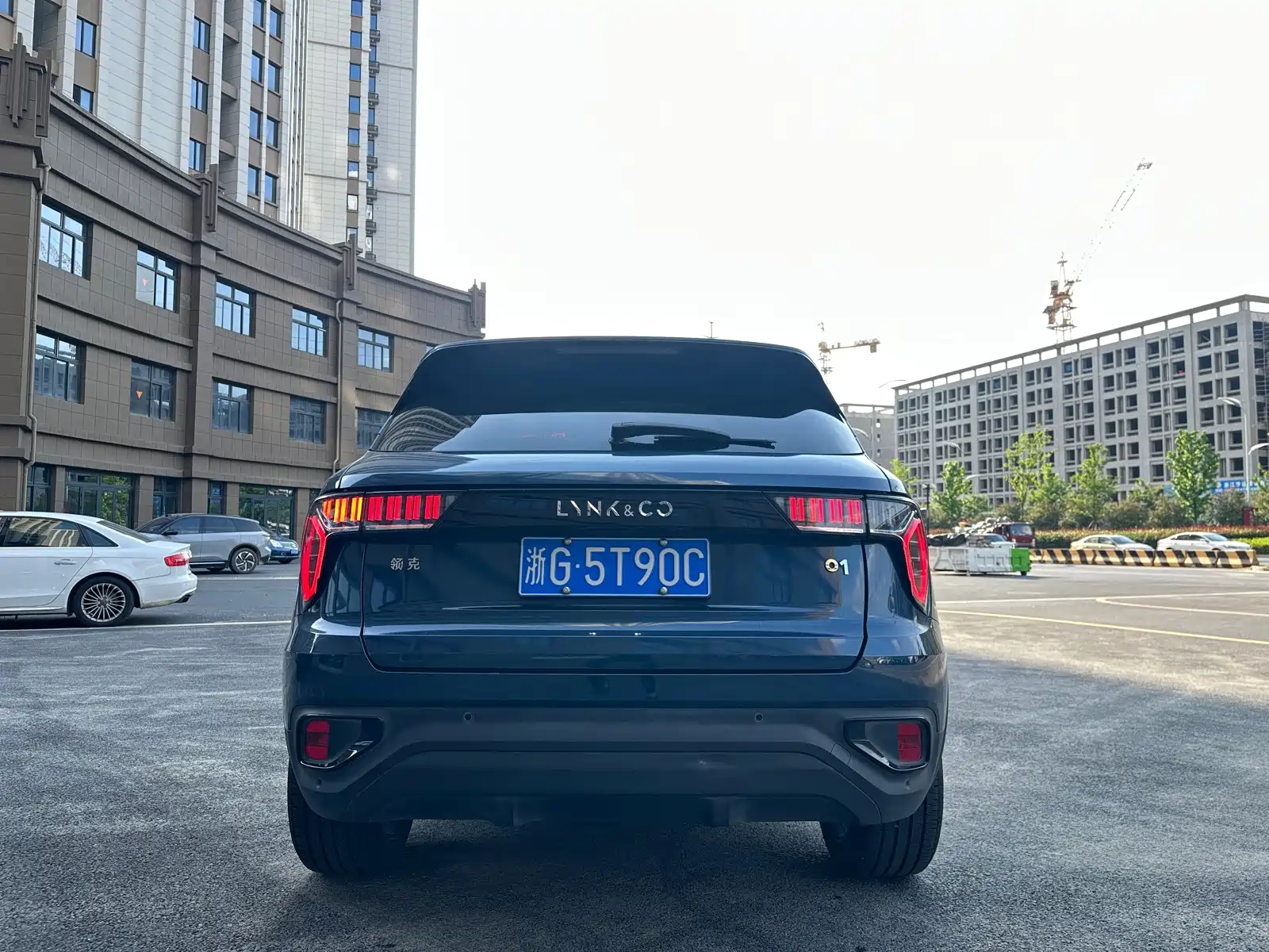 Photo 5 - Lynk & Co 01