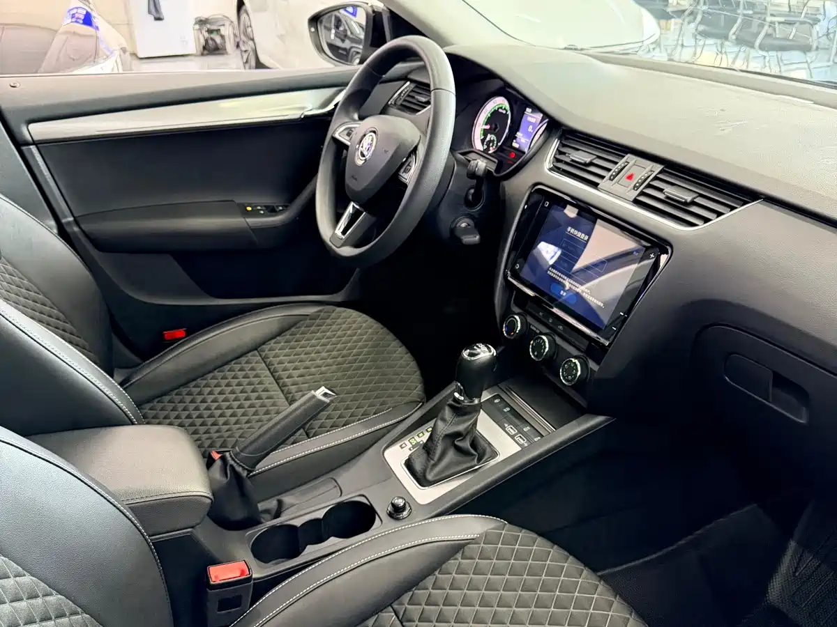 Škoda Octavia 2019 TSI280 DSG Smart Drive Luxury Edition China VI фото 14
